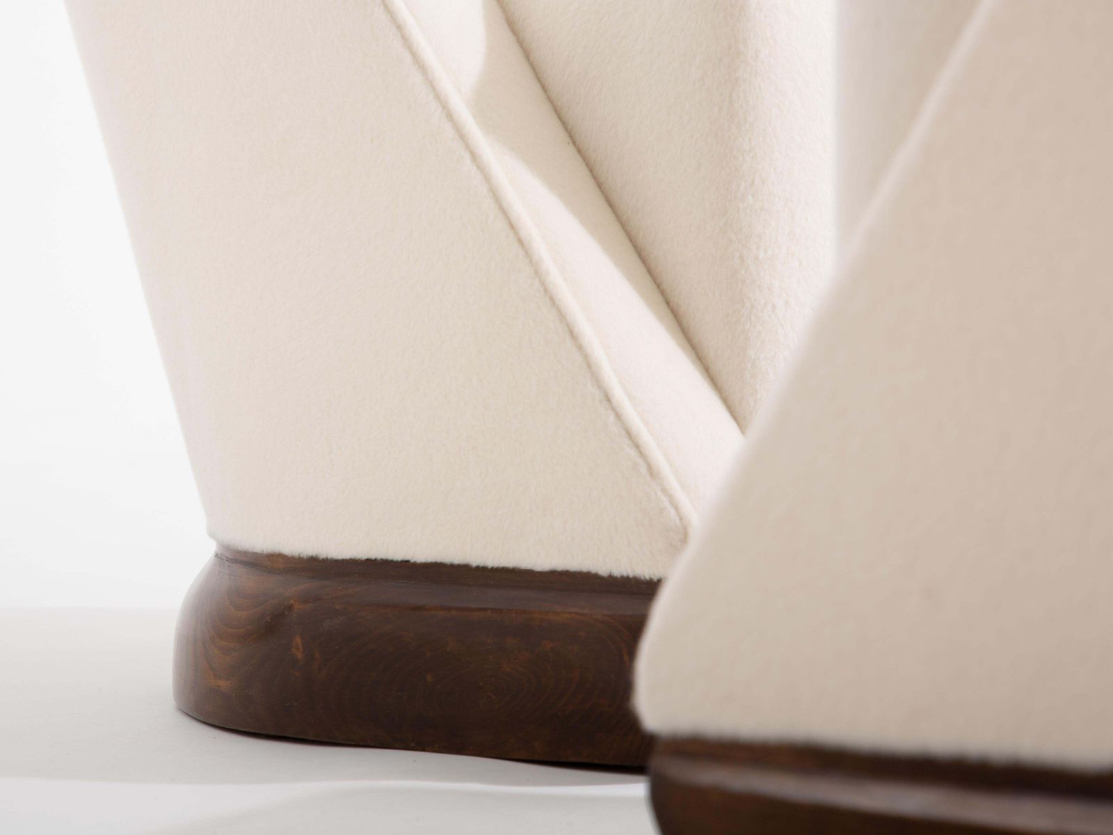 63460.0 Paire de fauteuils modernistes Louis Sognot en noyer, alpaga blanc, 1927 photo
