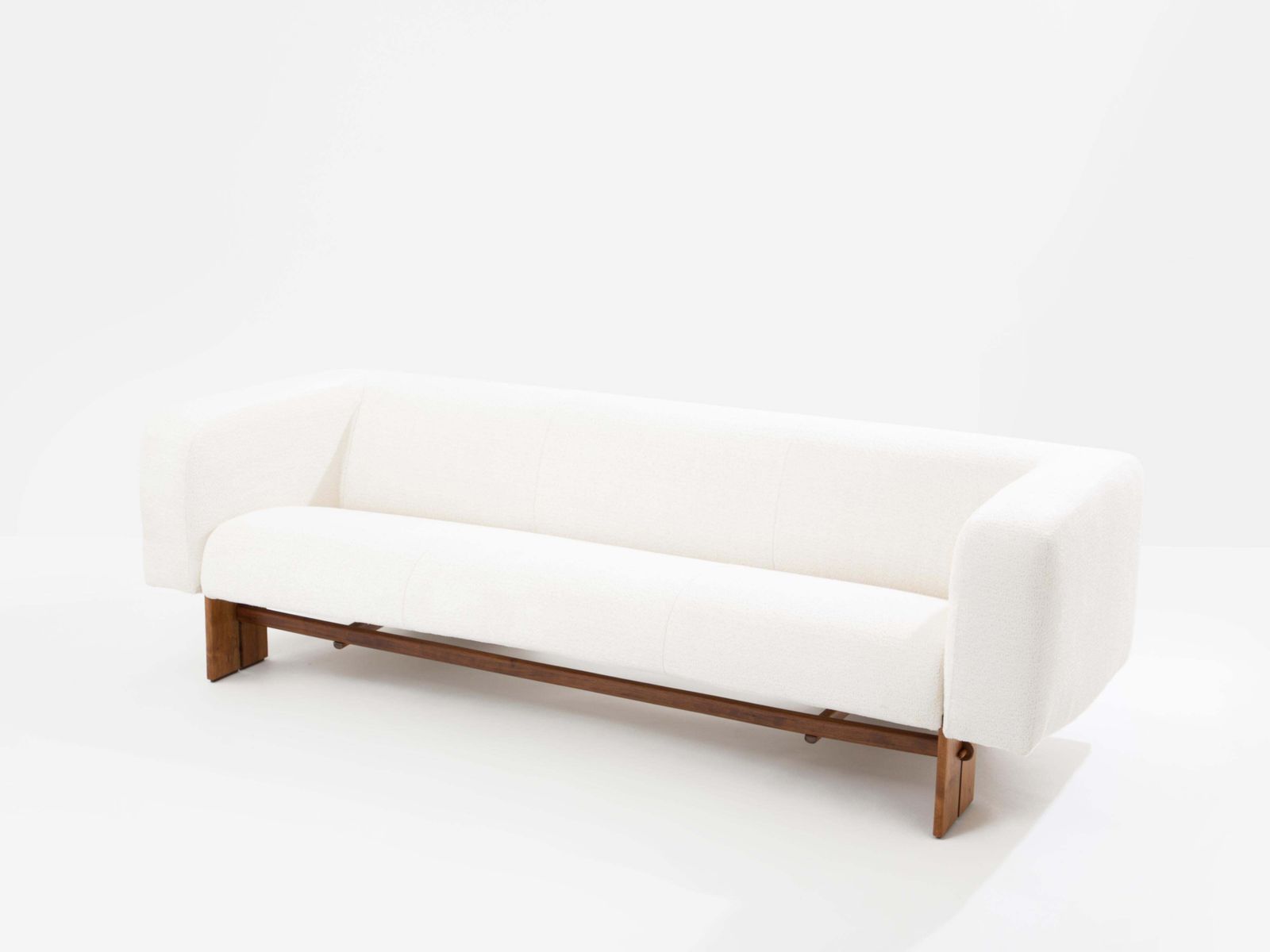 Canapé brutaliste italien en noyer massif et velours chenille blanc, années 1960 photo furniture