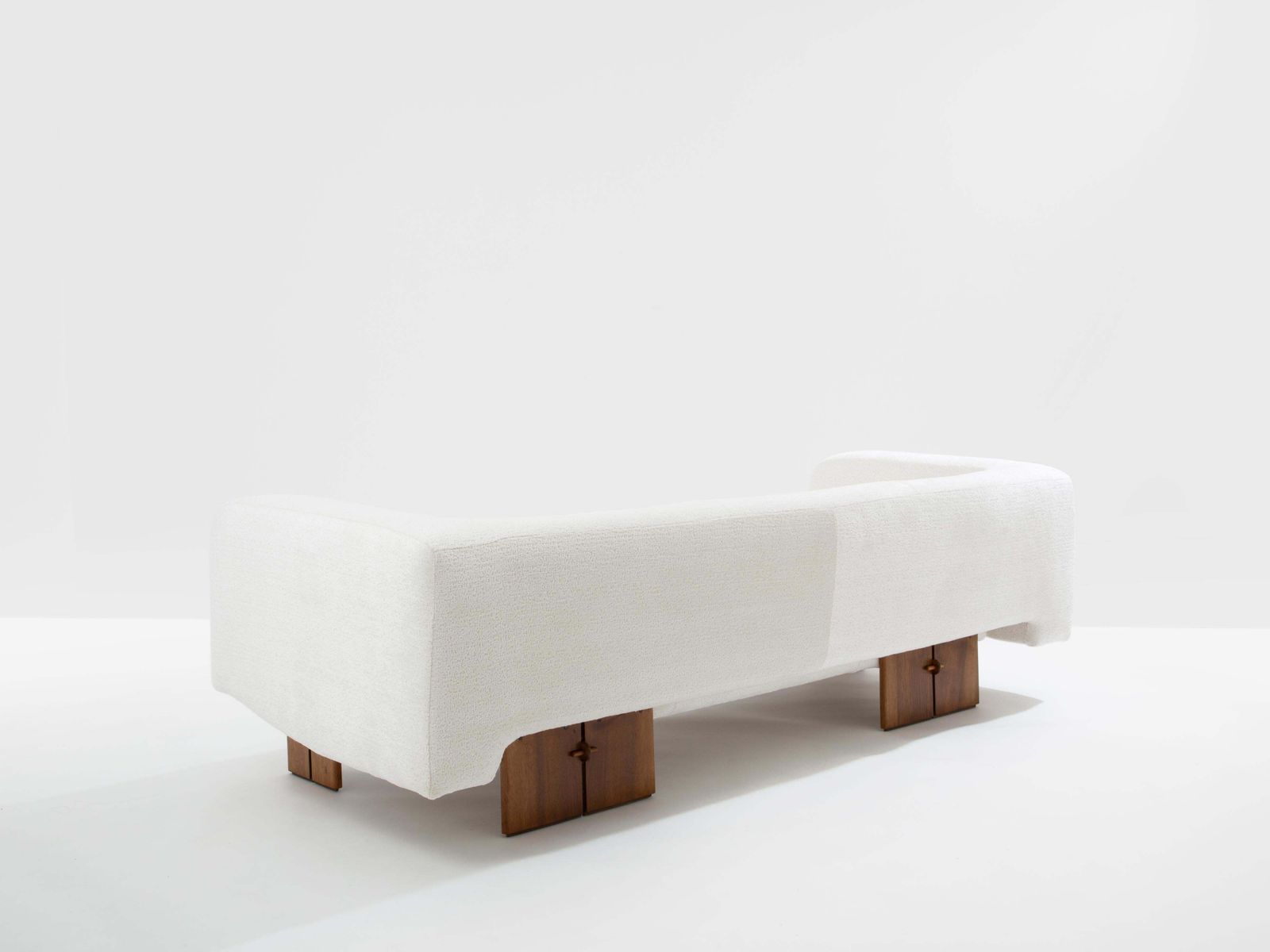 photo furniture Canapé brutaliste italien en noyer massif et velours chenille blanc, années 1960
