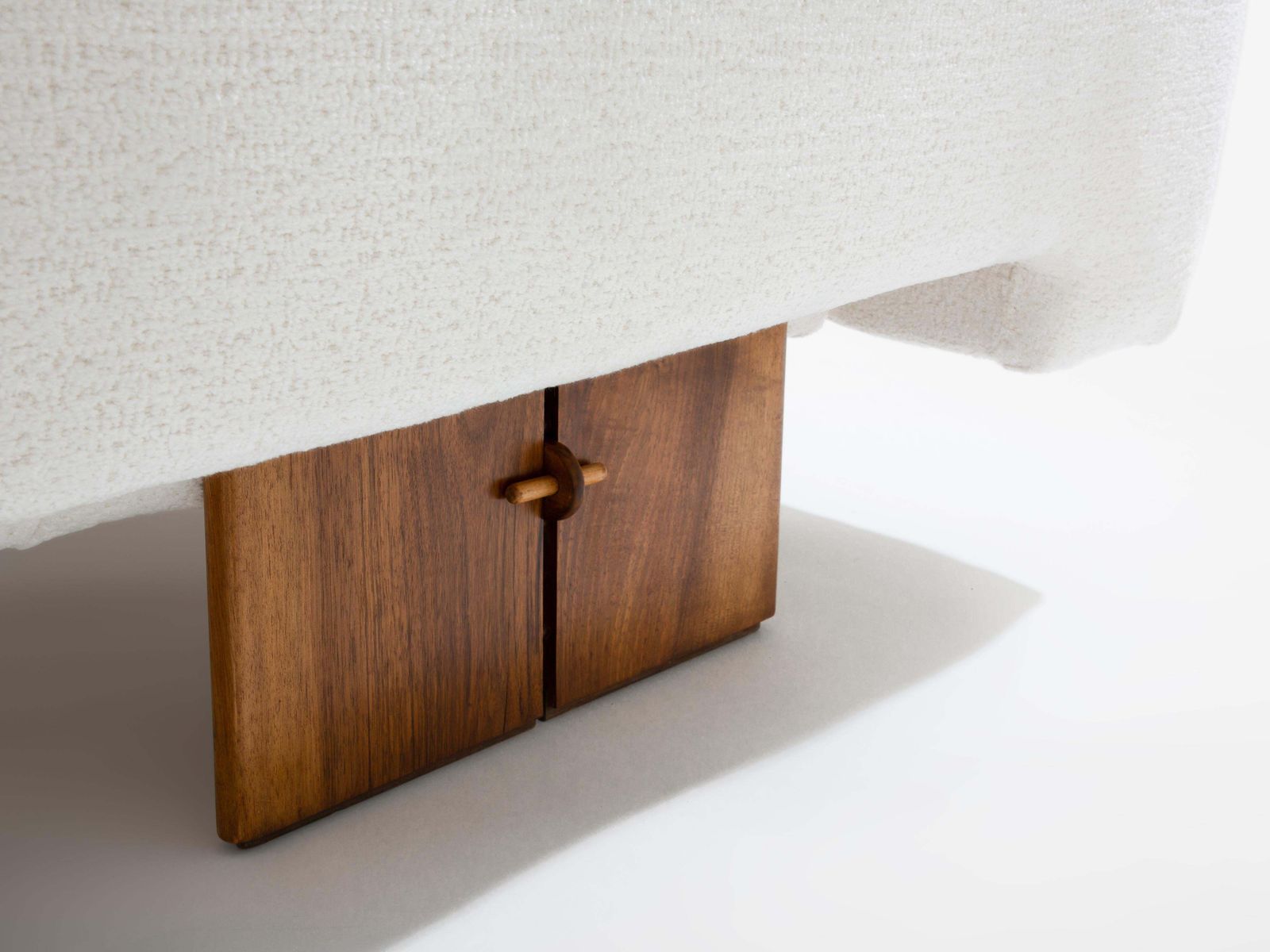 Mobilier Canapé brutaliste italien en noyer massif et velours chenille blanc, années 1960 photo