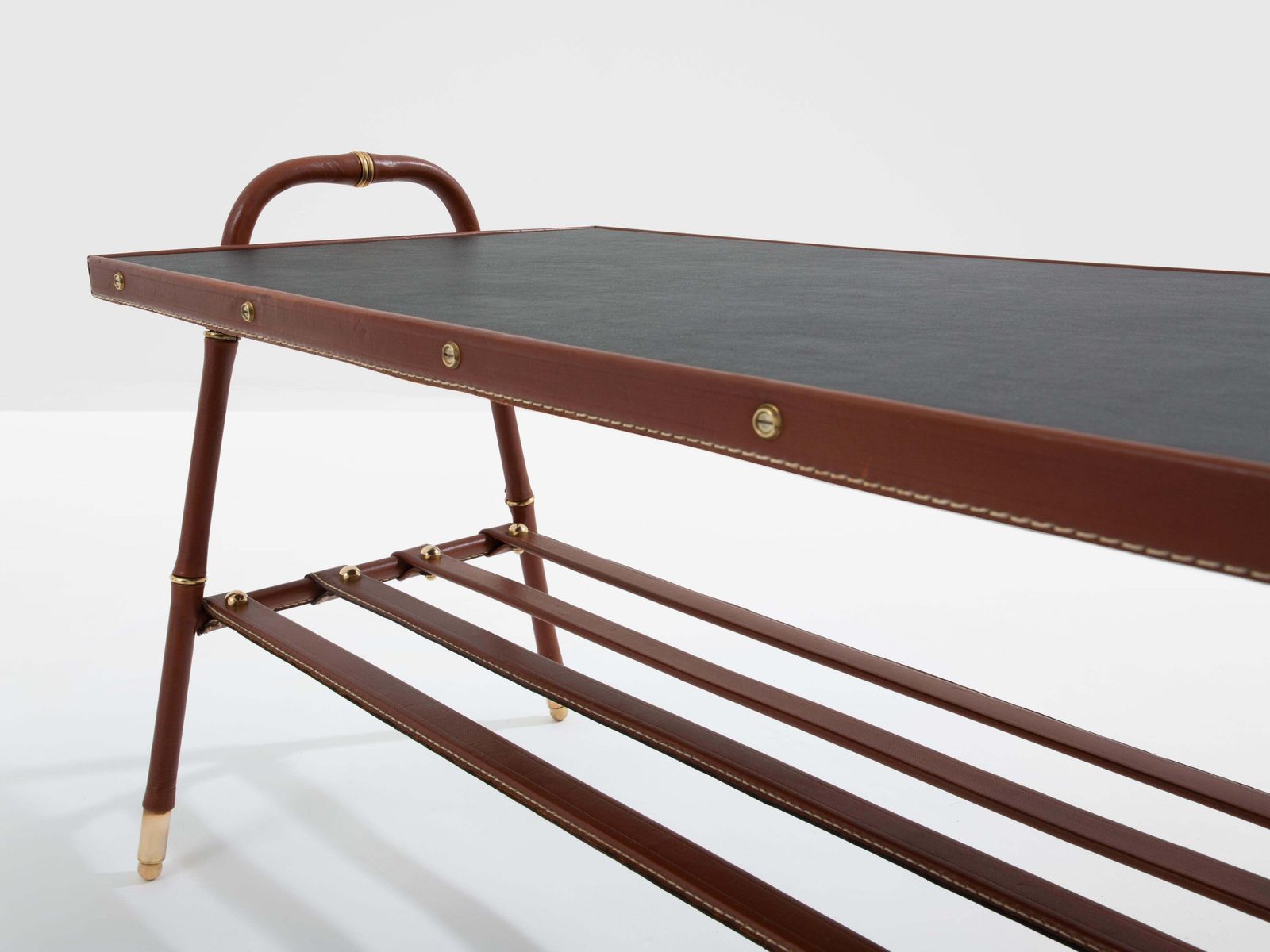 Table basse Jacques Adnet piqué sellier en cuir rouge et laiton, 1950 photo vinterior