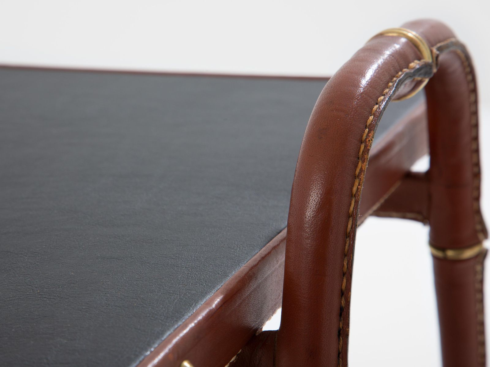 Table basse Jacques Adnet piqué sellier en cuir rouge et laiton, 1950 photo buy