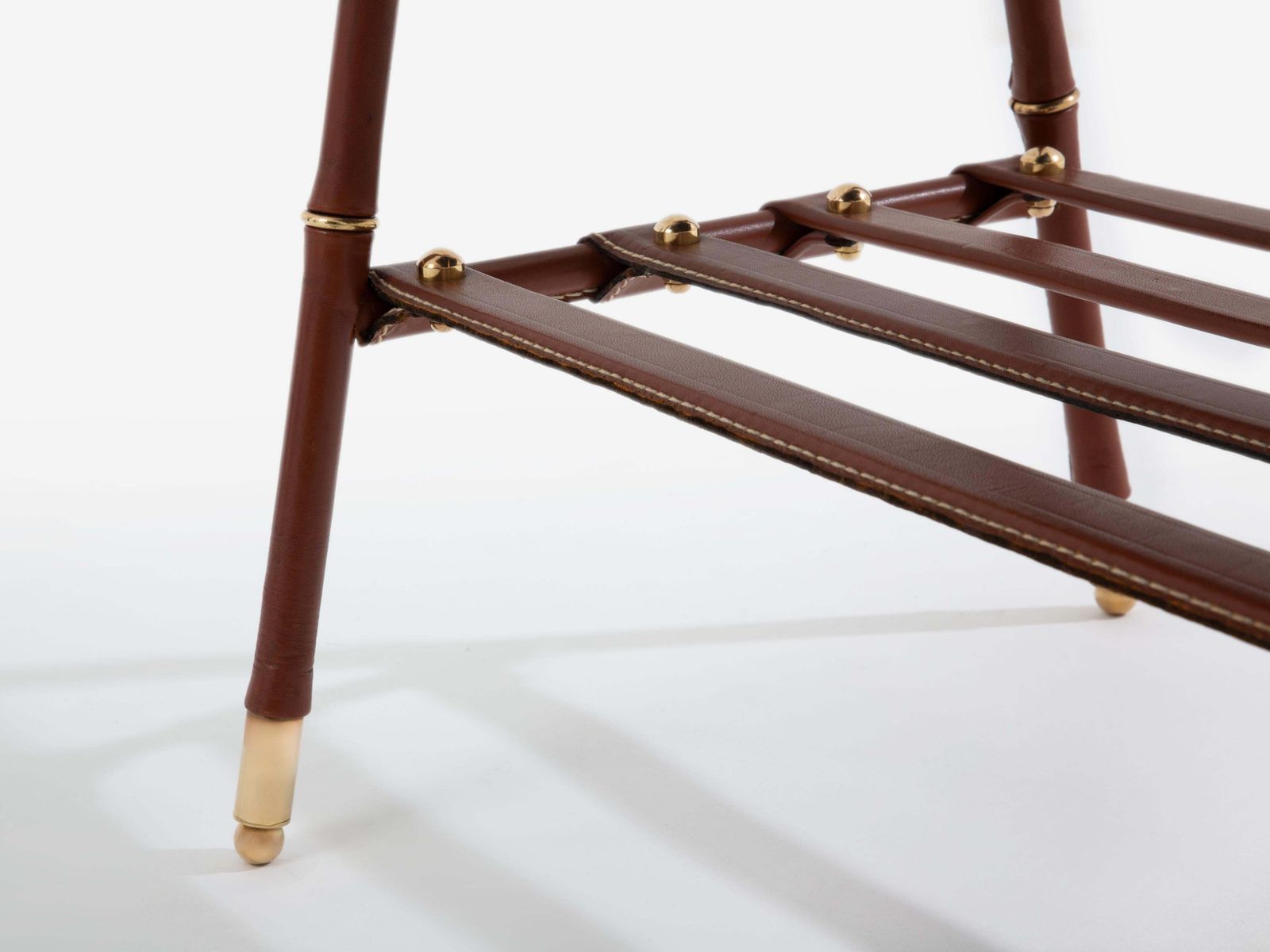 Mobilier Table basse Jacques Adnet piqué sellier en cuir rouge et laiton, 1950 photo