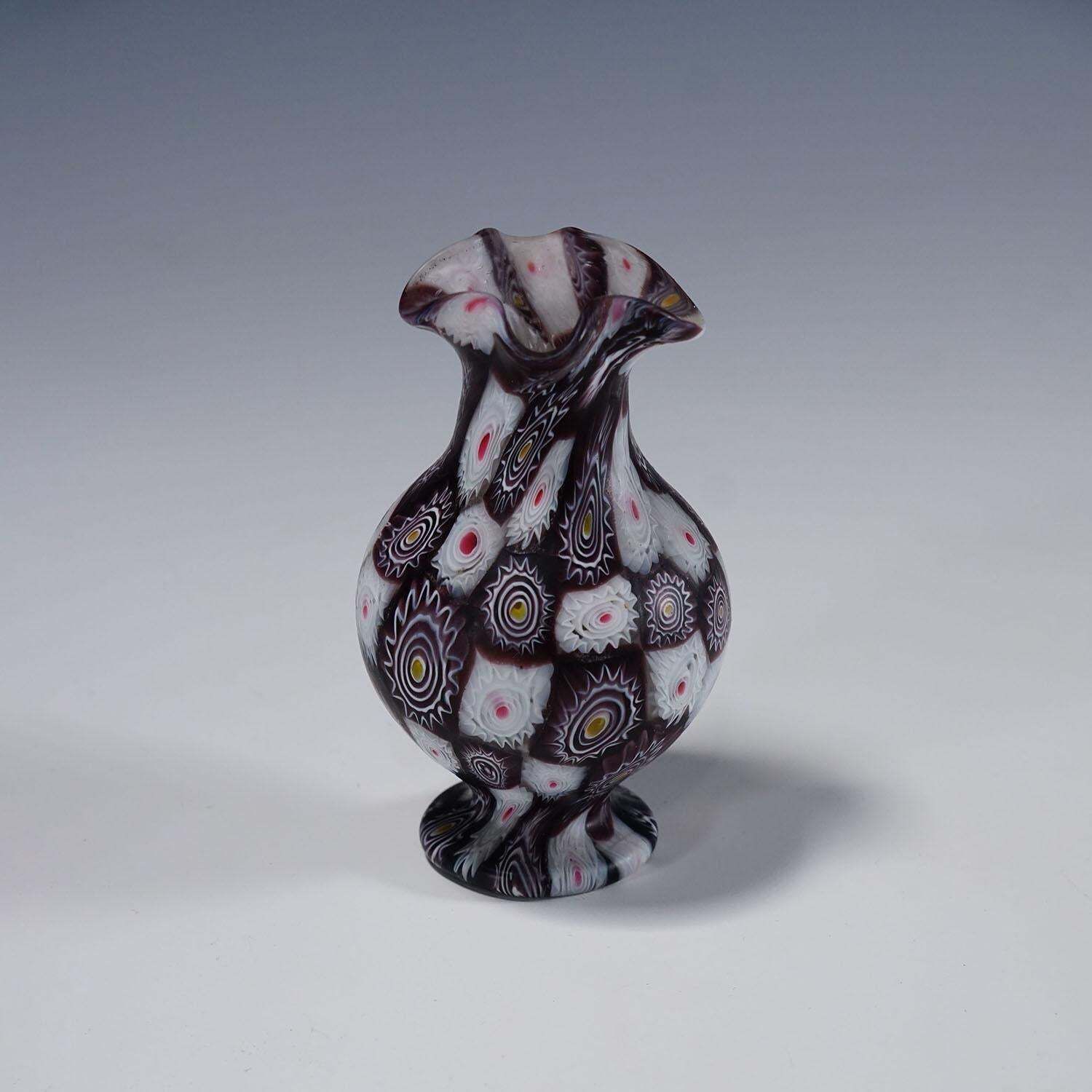 Antiek Millefiori Vaasje In Violet En Wit, Fratelli Toso Murano, Ca. Jaren 1920 photo furniture