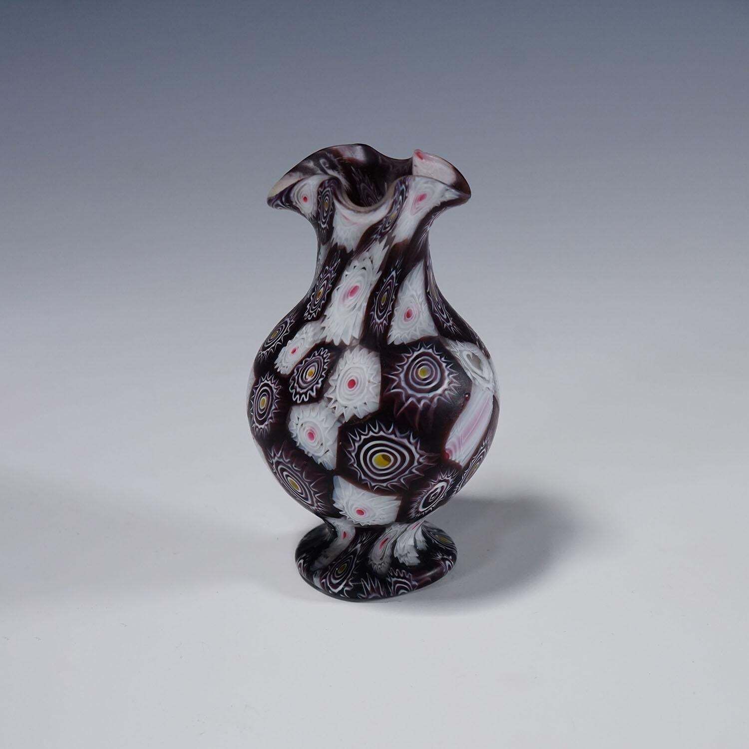 Antiek Millefiori Vaasje In Violet En Wit, Fratelli Toso Murano, Ca. Jaren 1920 photo Woonaccessoires