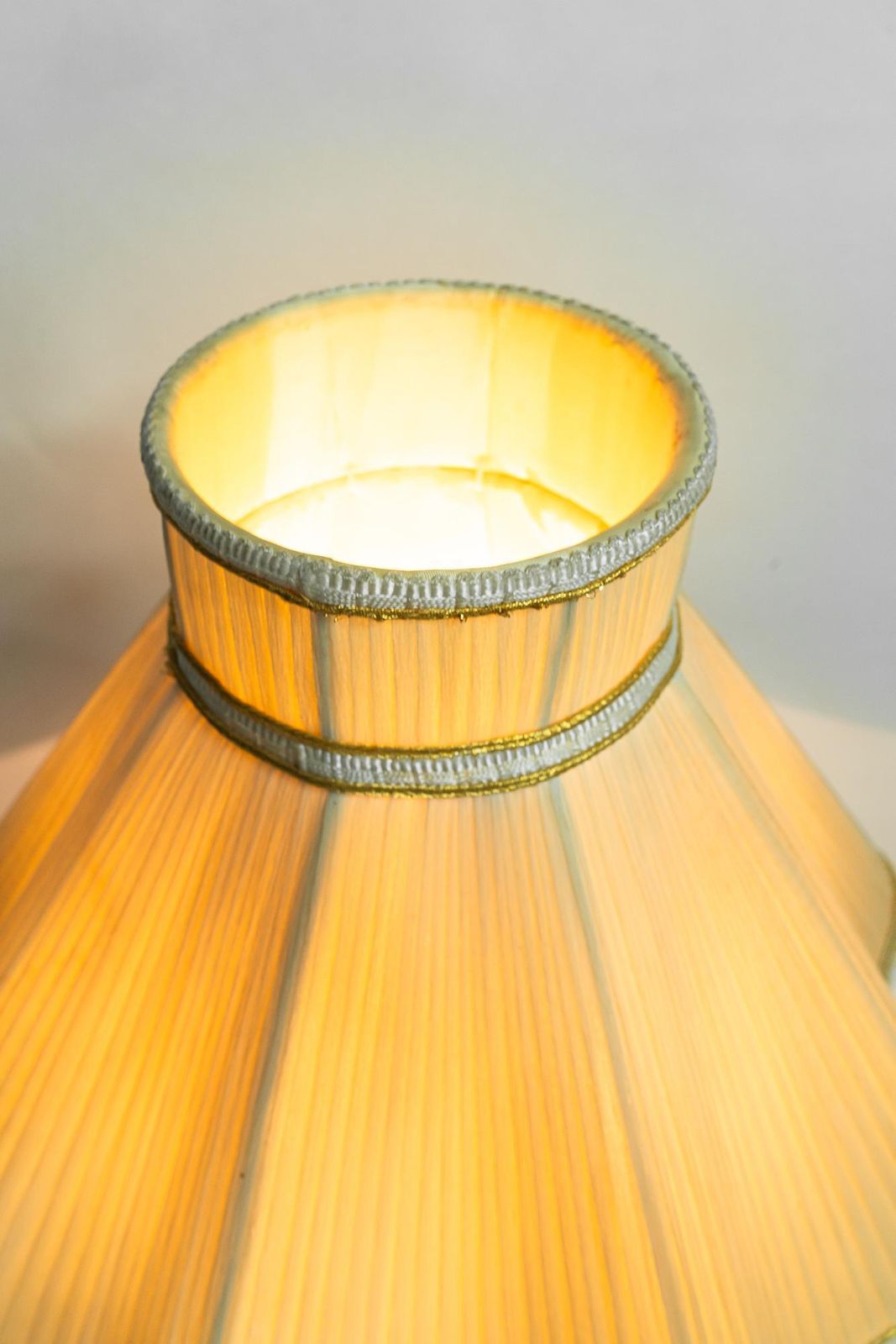 photo vintage Big Historistic Fire Gilted Bronze Table Lamp With Fabric Shade France 1890s