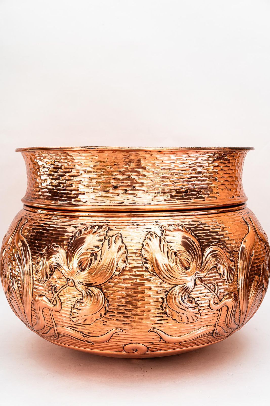 1414.0 Very Big Floral Hammered Jugendstil Copper Palm Pot Vienna Around 1908 photo