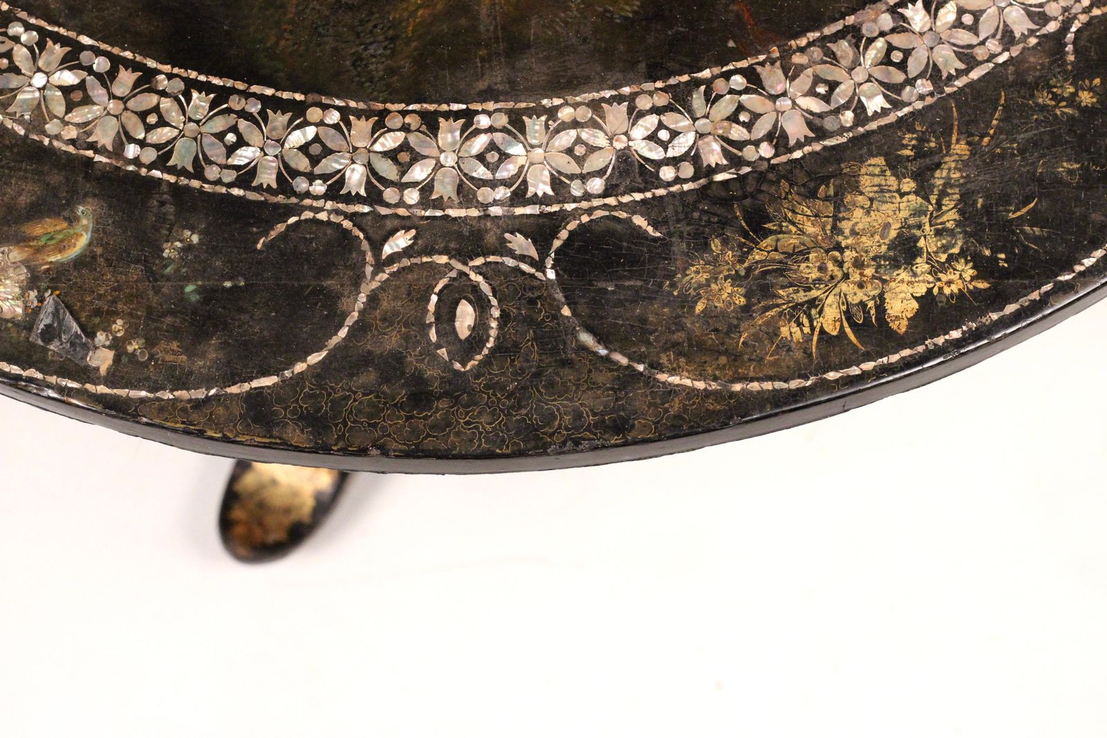 photo vintage Victorian Japanned Papier Mâché Tilt Table With Nacre Inlay, C.1850 Hand Painted