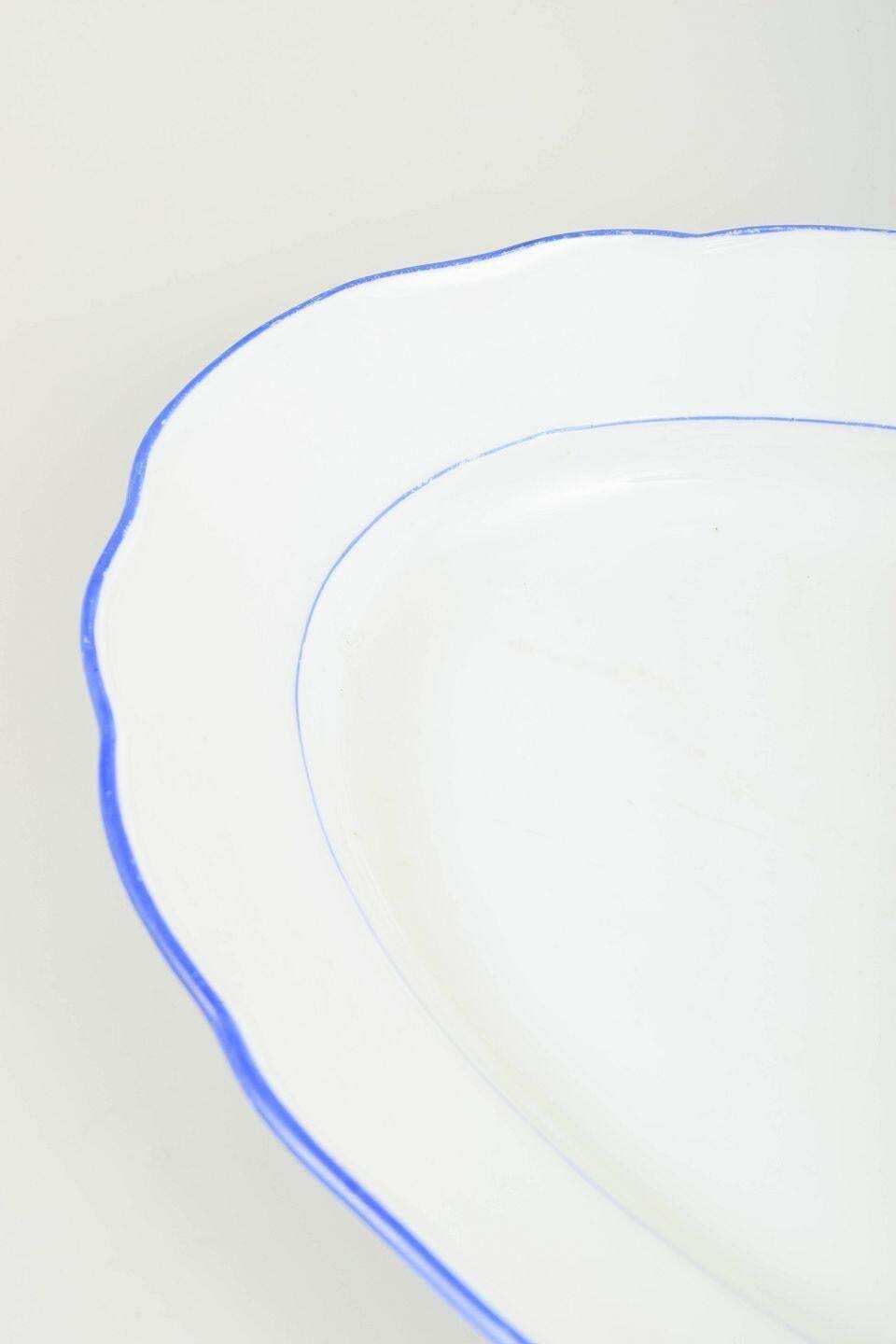 Meissen. Serving Platter In Porcelain With Scalloped Rim And Blue Trim photo for sale