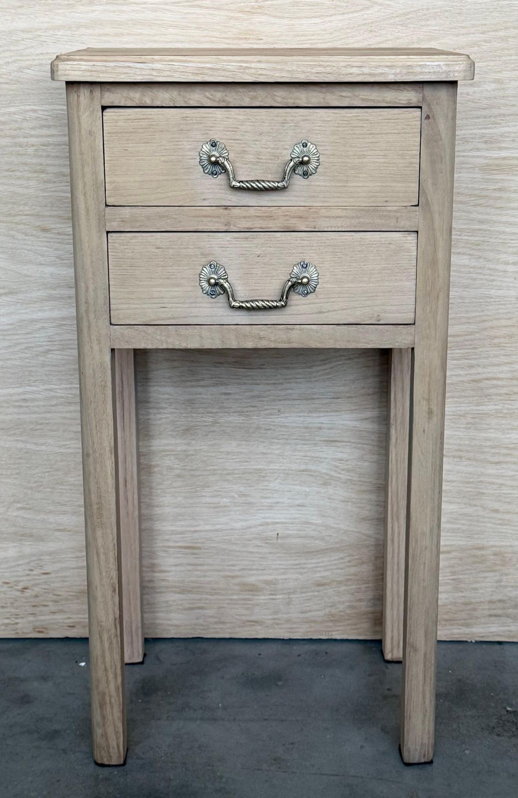 Paire de tables de chevet françaises en noyer blanchi, deux tiroirs photo furniture