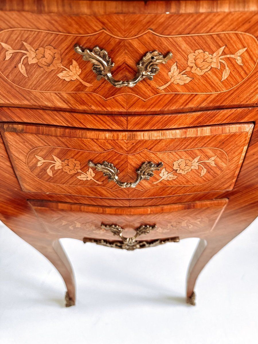 photo vintage Mid Century French Louis XV Style Bedside Tables With Marble Tops And Floral Marquetry, 1940s, Set Of 2