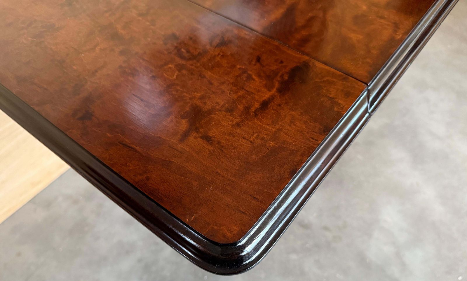photo furniture Table basse Art déco à abattants, placage de noyer, France, vers 1930