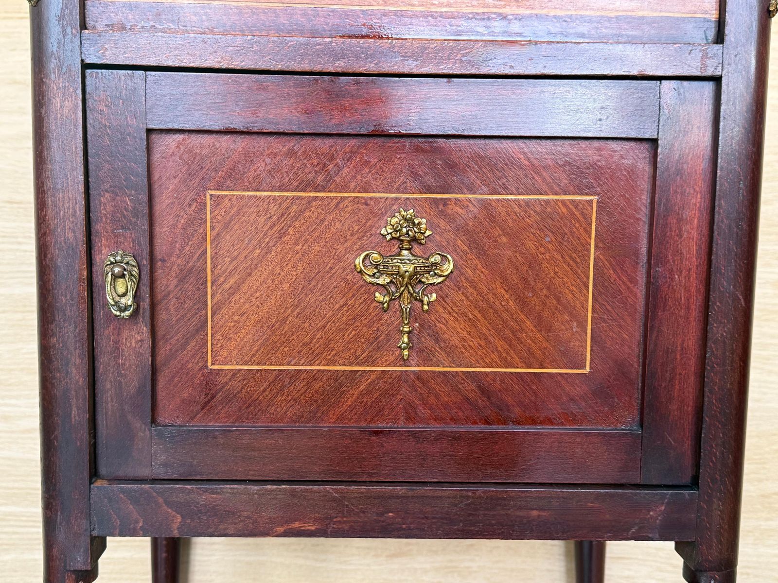 photo furniture Paire de tables de chevet françaises en acajou, tiroir, porte et crête en bronze
