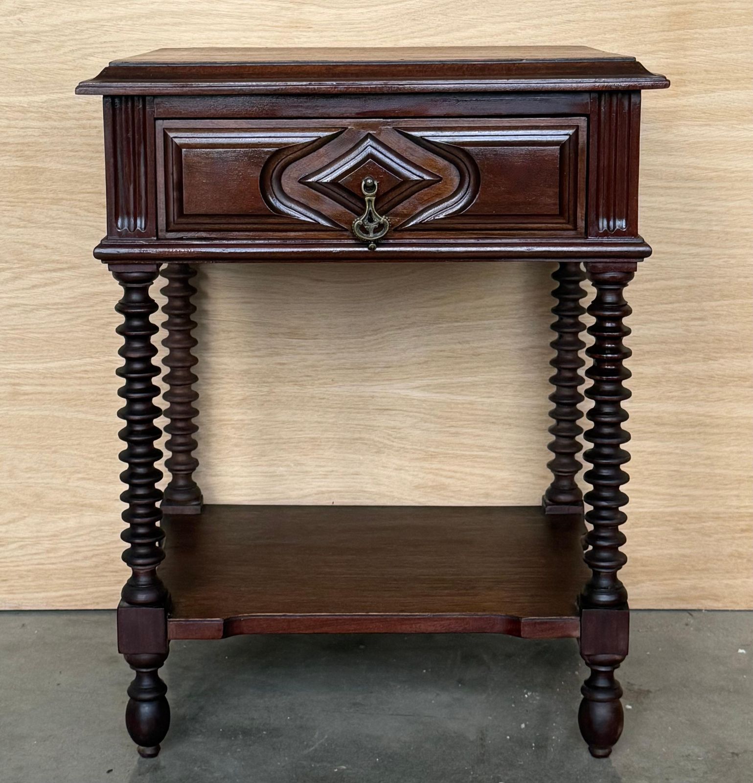 Paire de tables de chevet espagnoles à un tiroir, tablette basse et pieds en fuseau photo furniture