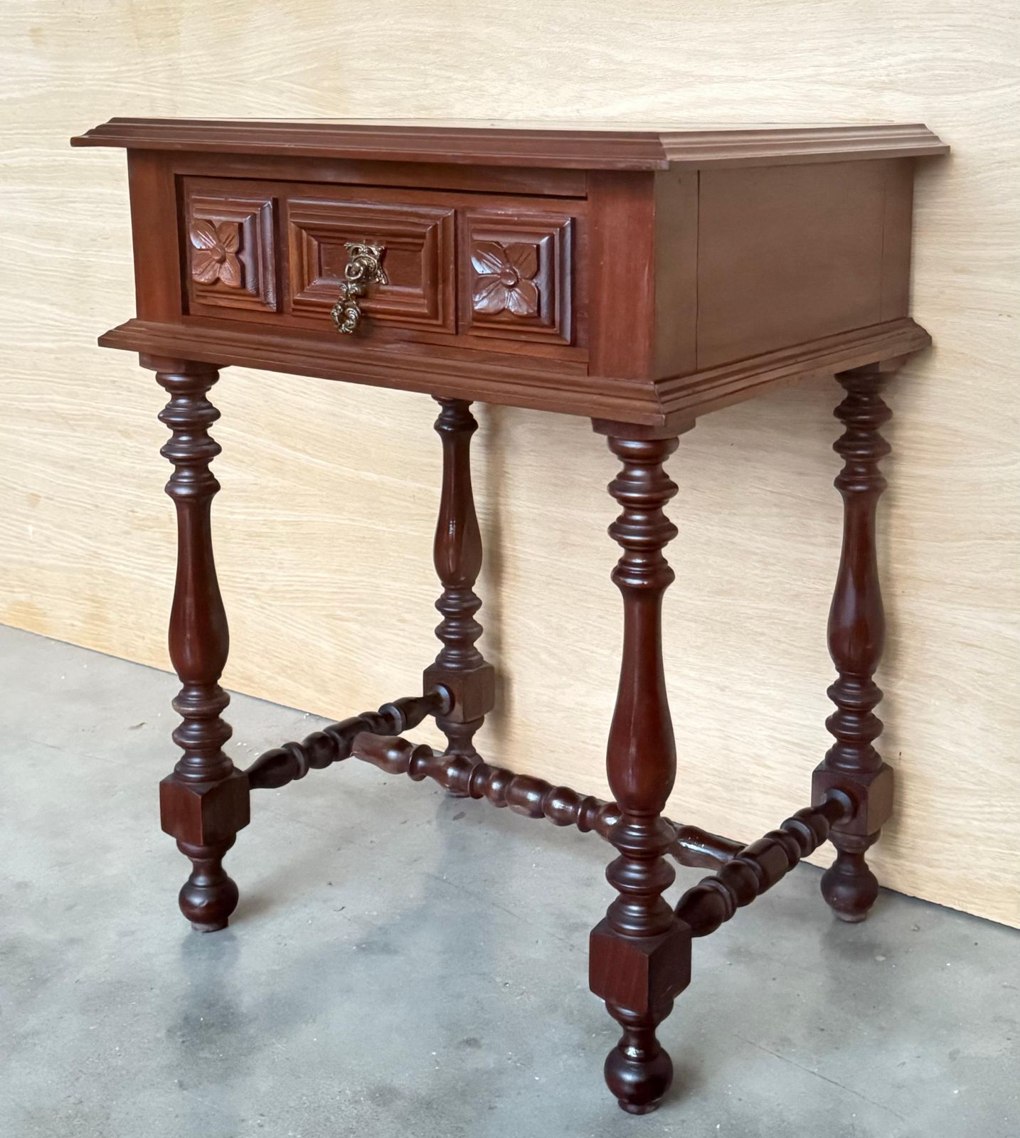 Paire de tables de chevet espagnoles en noyer sculpté, XXe siècle photo furniture