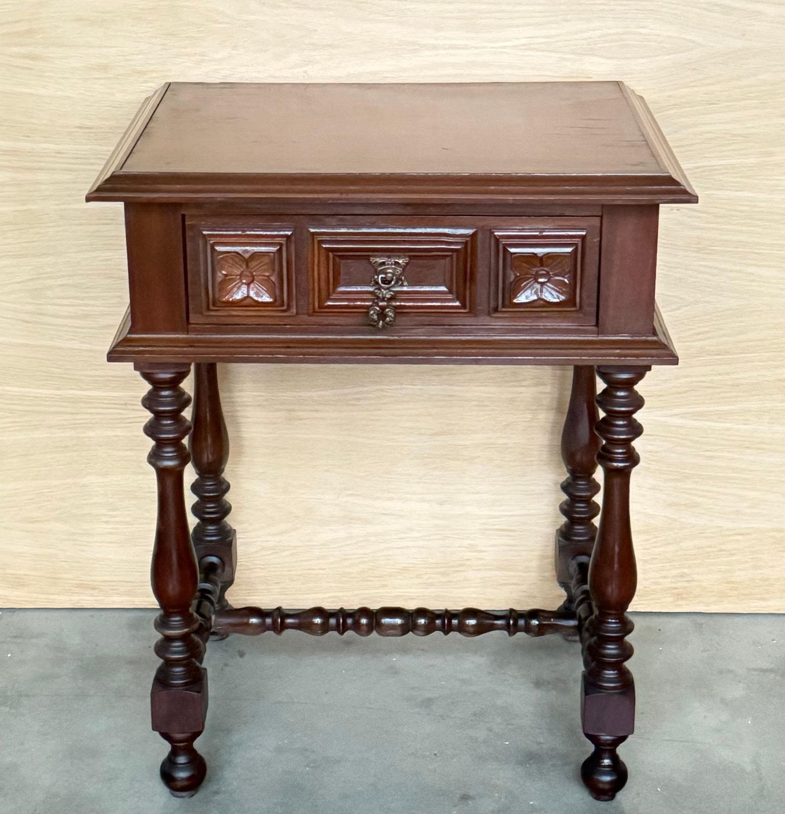 Paire de tables de chevet espagnoles en noyer sculpté, XXe siècle photo for sale