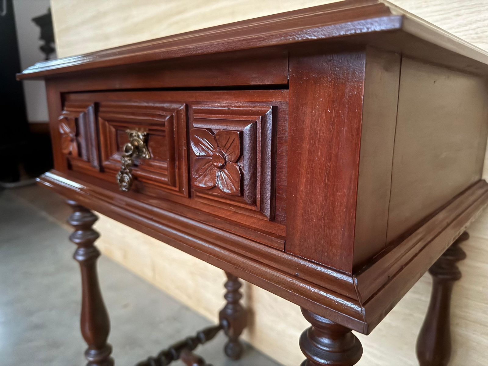 Paire de tables de chevet espagnoles en noyer sculpté, XXe siècle photo vinterior