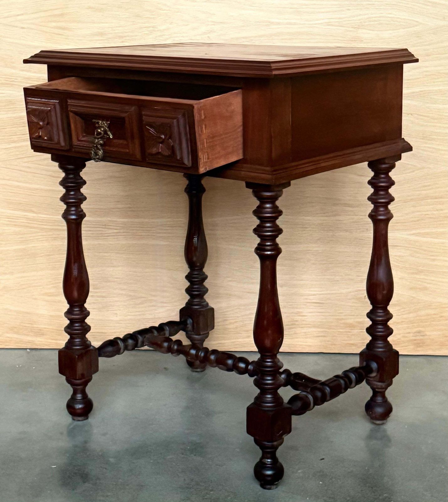 Paire de tables de chevet espagnoles en noyer sculpté, XXe siècle photo vintage
