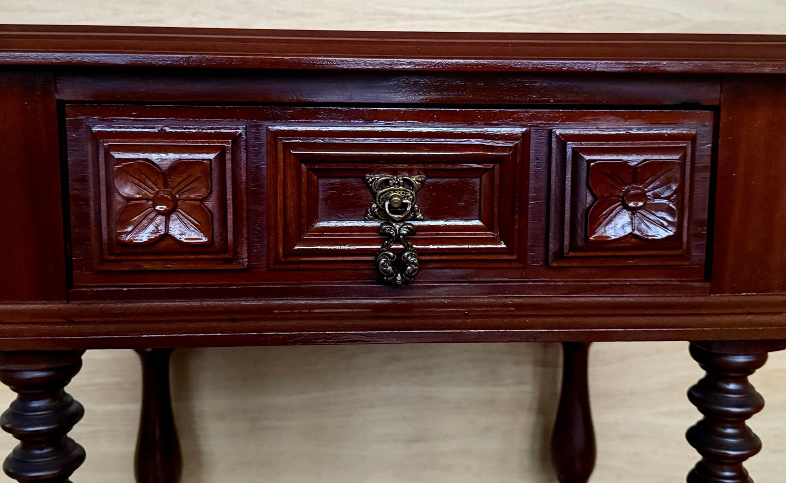photo furniture Paire de tables de chevet espagnoles en noyer sculpté, XXe siècle