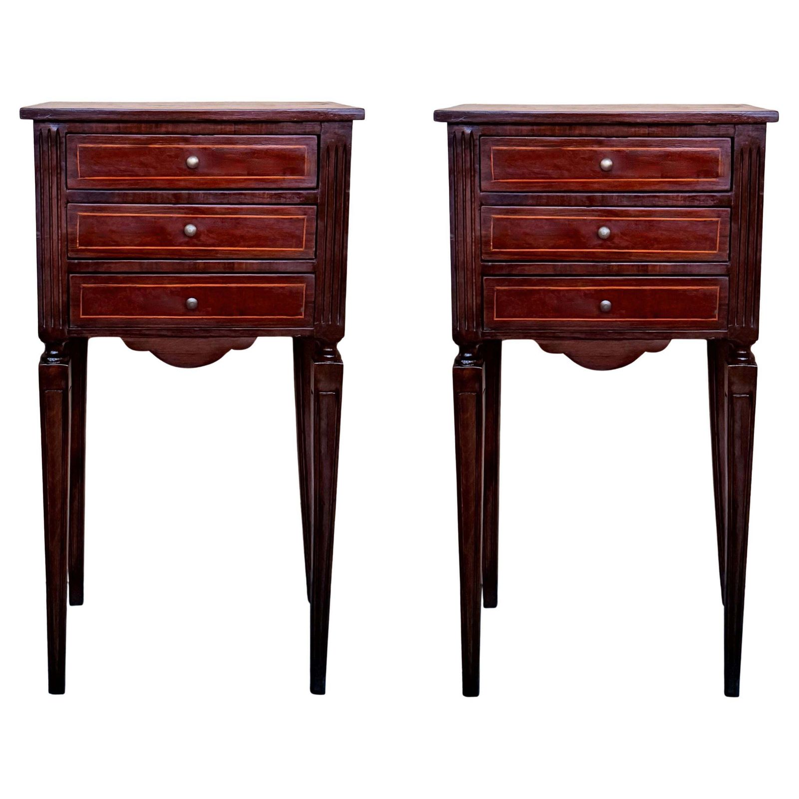 Paire de tables de chevet françaises en marqueterie à trois tiroirs et ferrures en bronze