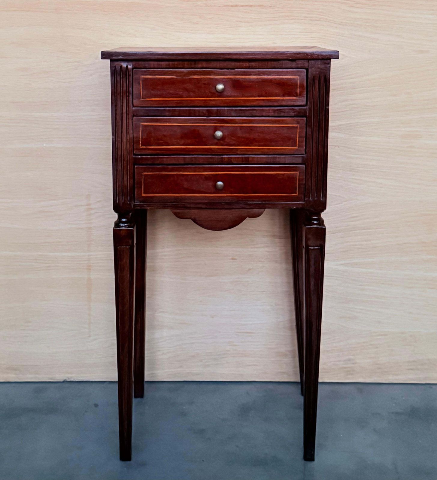 Paire de tables de chevet françaises en marqueterie à trois tiroirs et ferrures en bronze photo furniture