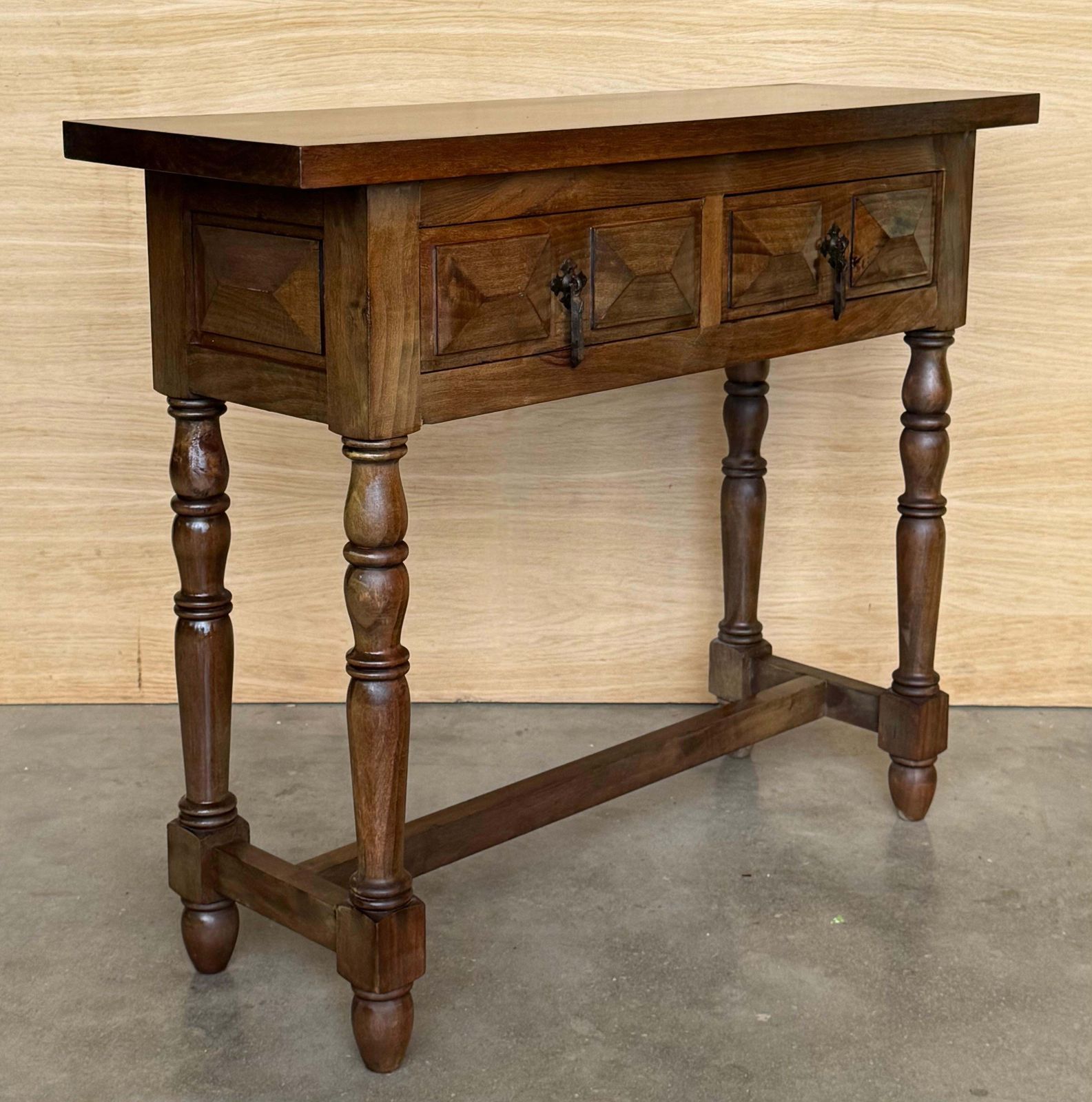 Console espagnole à deux tiroirs sculptés, années 1900 photo vinterior