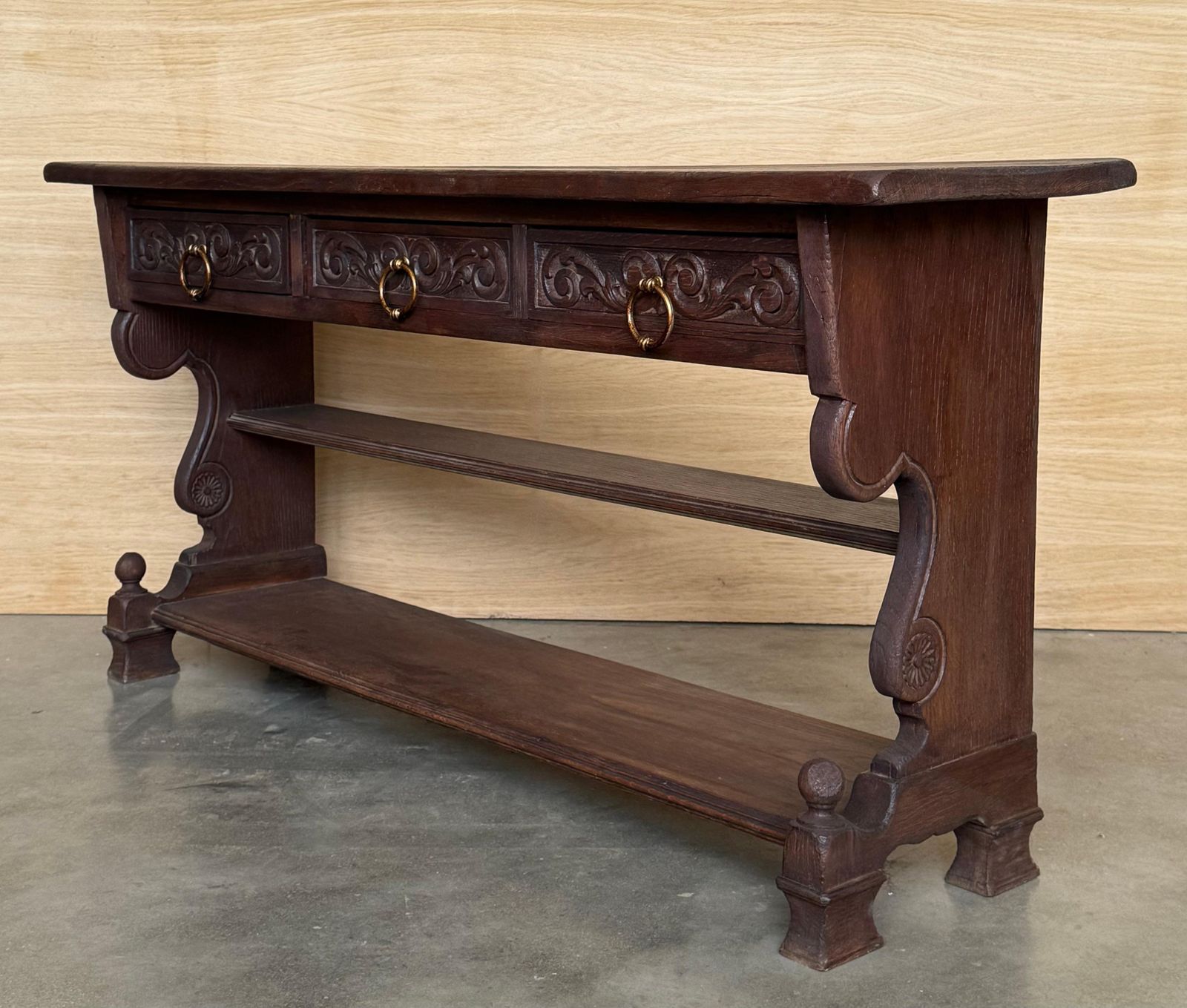 Console catalane espagnole en noyer sculpté à la main, début du XXe siècle photo buy