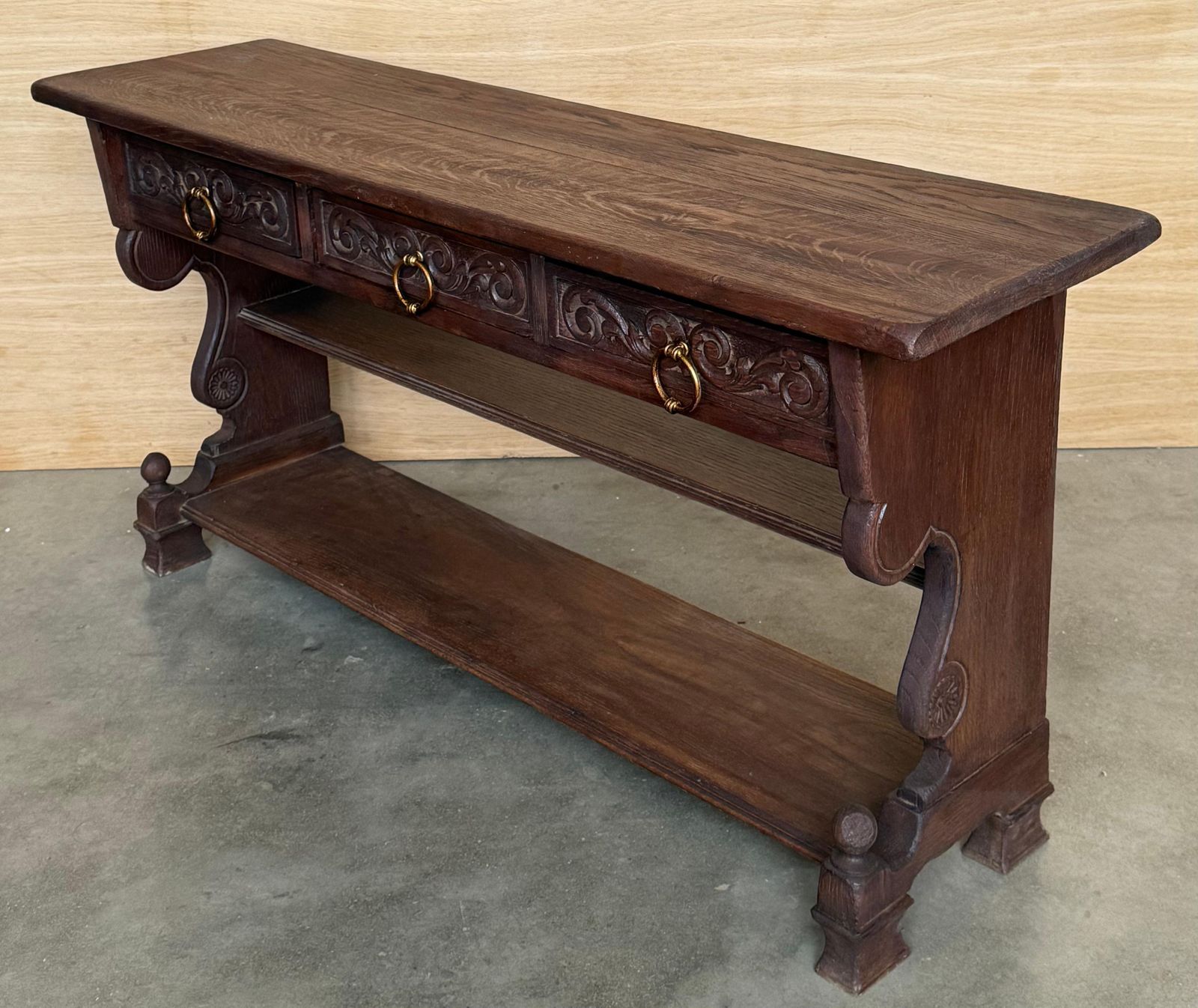 Console catalane espagnole en noyer sculpté à la main, début du XXe siècle photo vintage