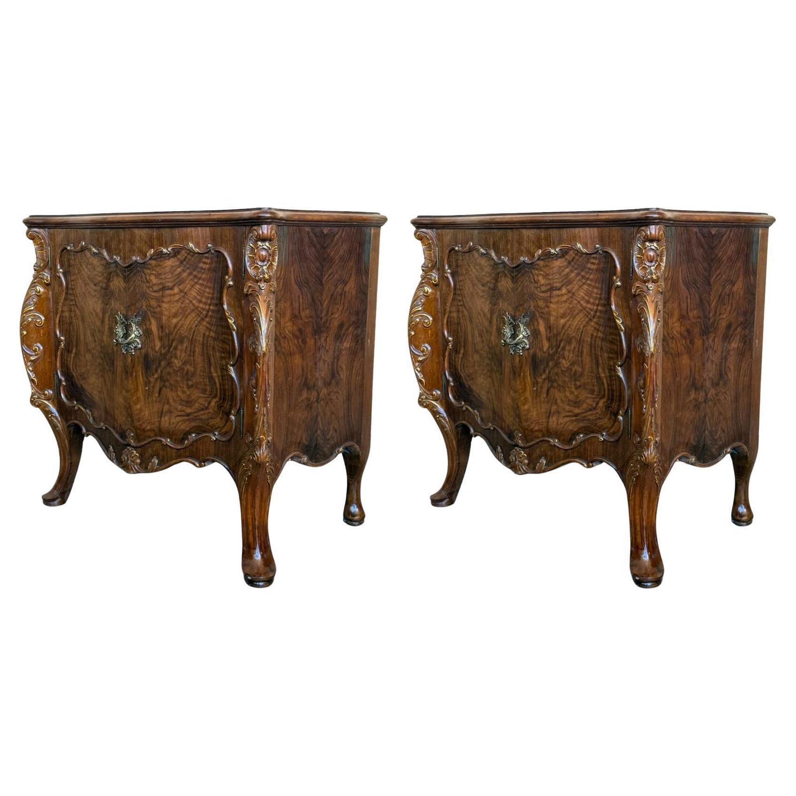 Tables de chevet ou commodes françaises sculptées à portes en loupe de noyer, années 1930, lot de 2