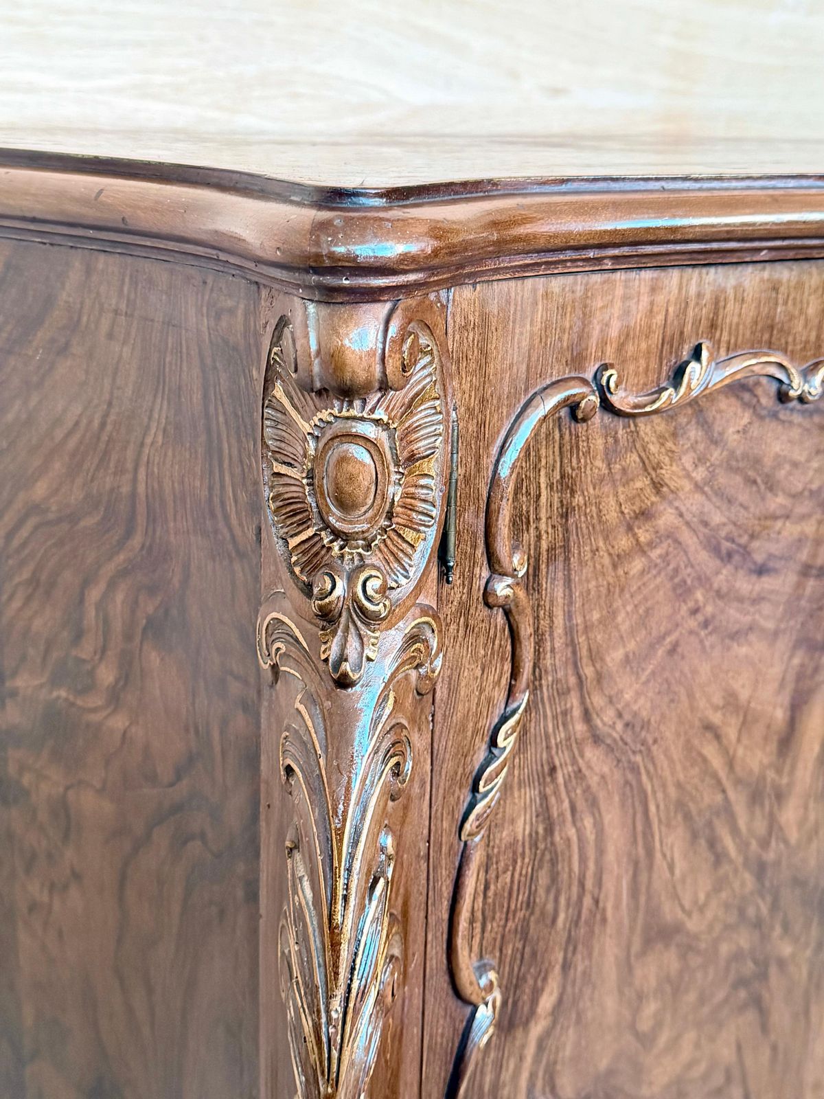 photo furniture Tables de chevet ou commodes françaises sculptées à portes en loupe de noyer, années 1930, lot de 2