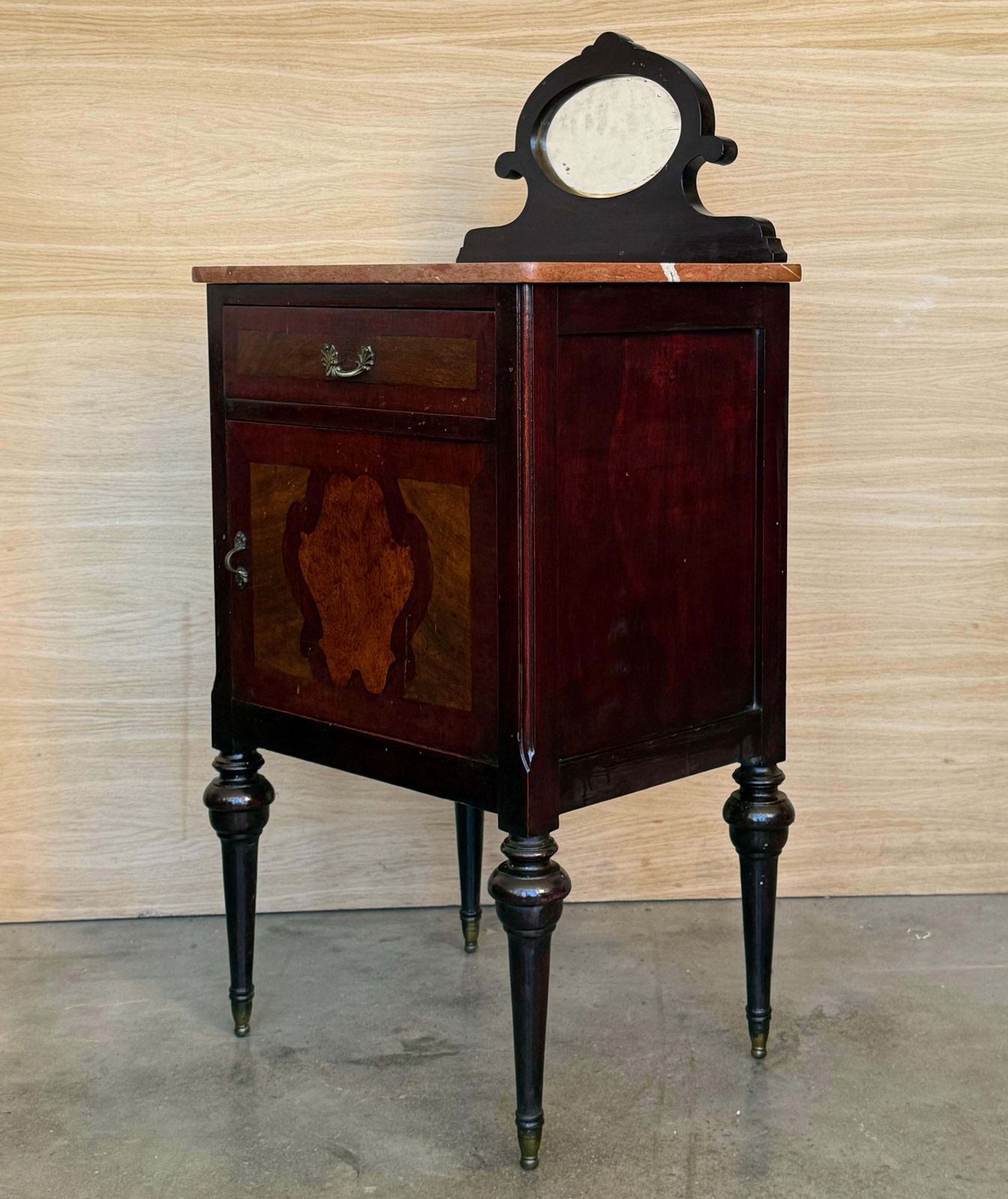 Paire de tables de chevet Louis XVI en marqueterie, fronton en bronze et miroir, XIXe siècle photo Mobilier