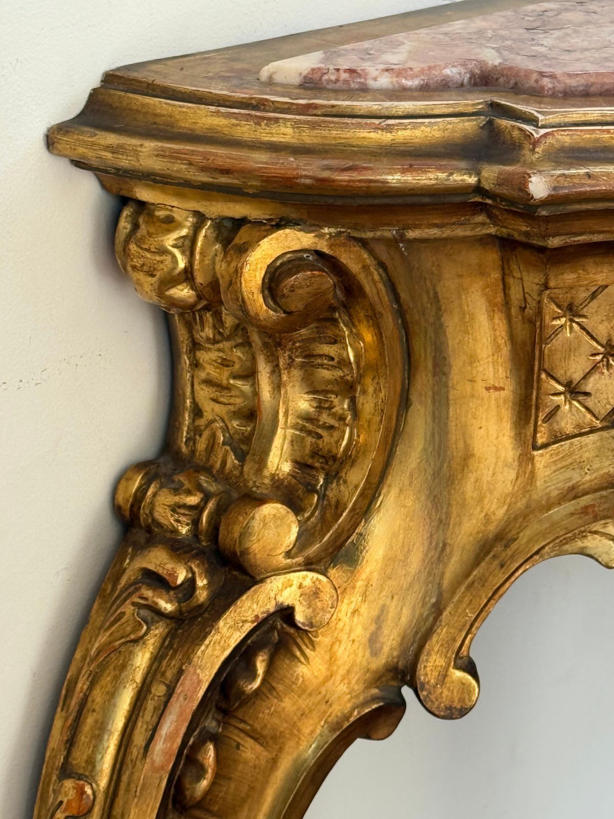 photo for sale Console baroque en noyer doré et sculpté, avec ormolu et marbre, XIXe siècle, motif chérubin