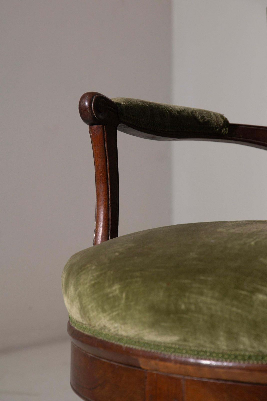 photo vinterior English Victorian Period Green Velvet Swivel Armchair, Malacrida Collection