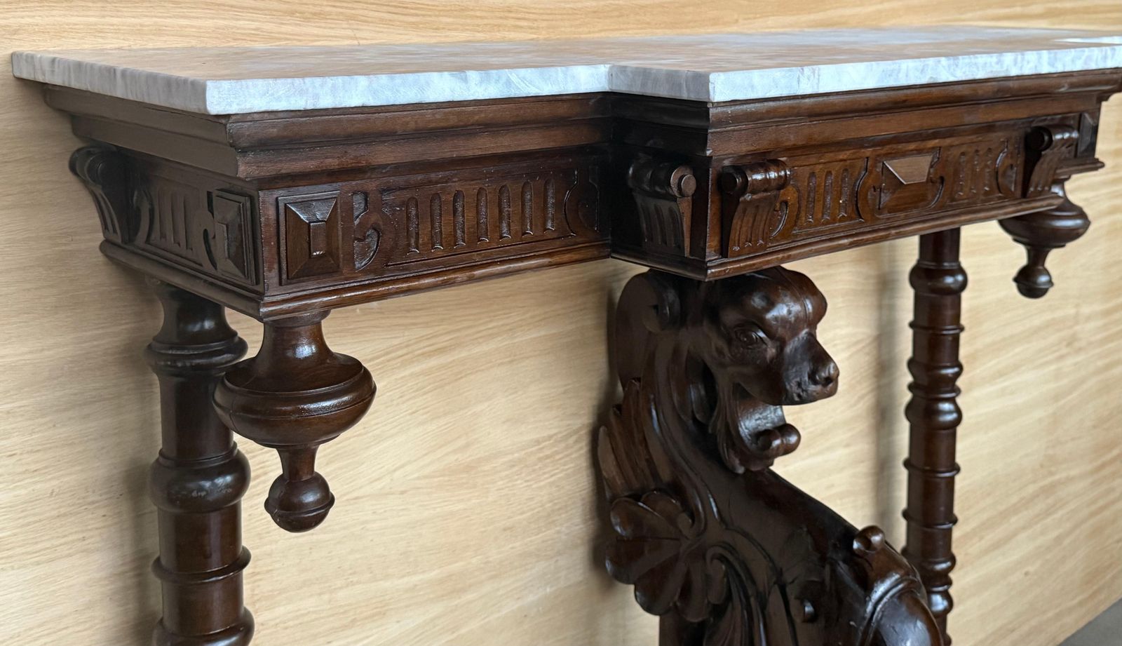 Buste figuratif sculpté d'époque, style Renaissance italienne, tête de lion ailé photo vinterior
