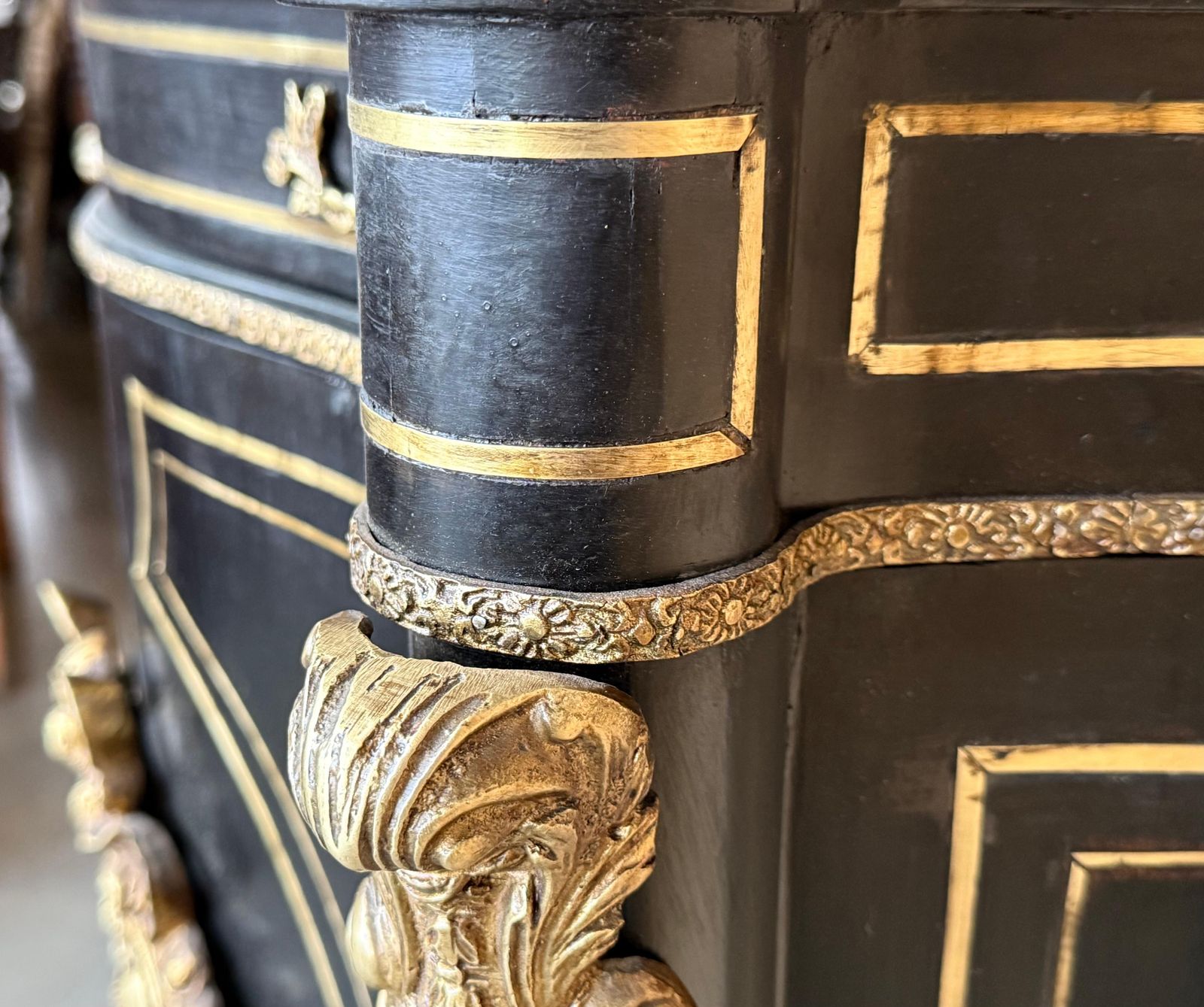 4864.0 Cabinet français de style Napoléon III, XIXe siècle, avec incrustations métalliques photo