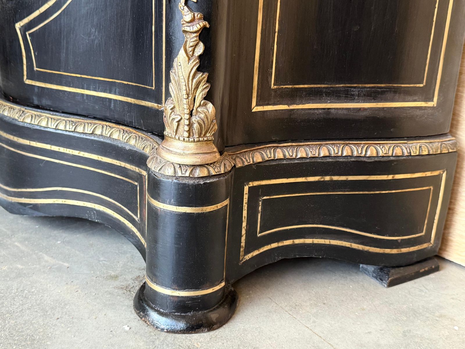 photo vinterior Cabinet français de style Napoléon III, XIXe siècle, avec incrustations métalliques