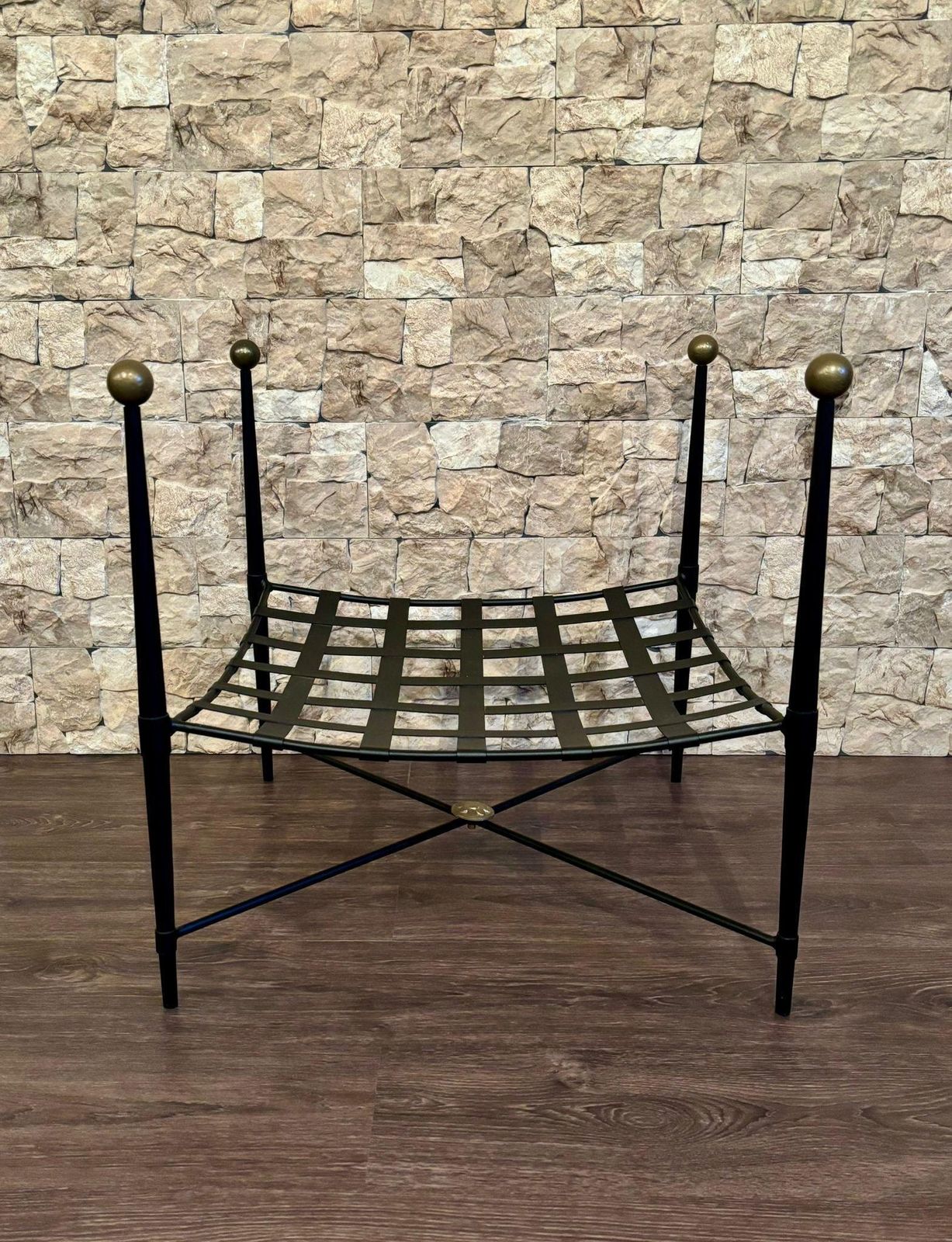 Banc curule en fer forgé noir avec détails dorés photo furniture