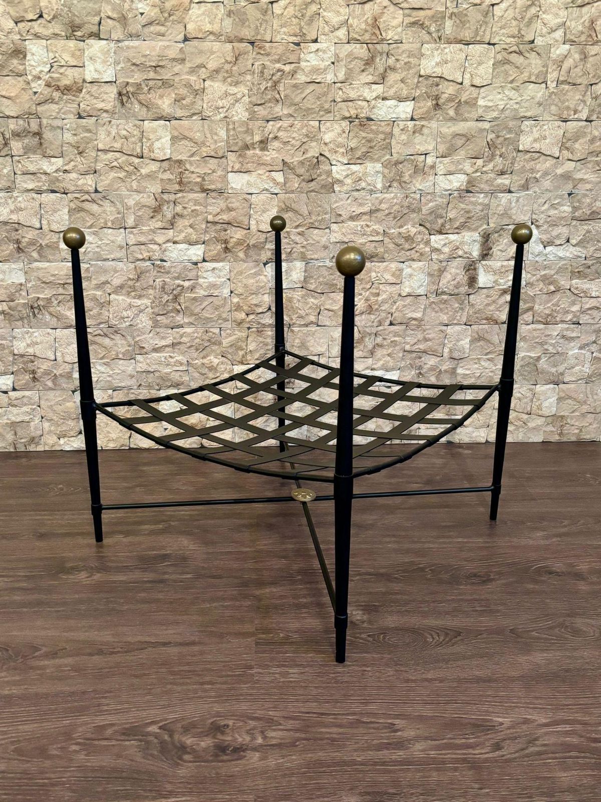 Banc curule en fer forgé noir avec détails dorés photo Mobilier