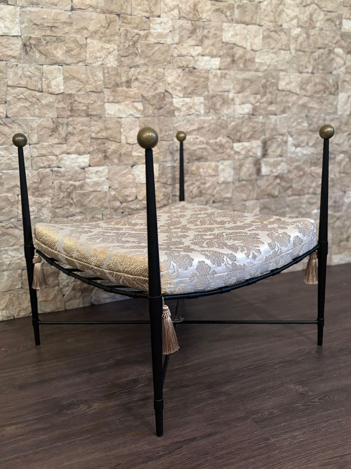 Banc curule en fer forgé noir, tissu damassé or et blanc photo Mobilier