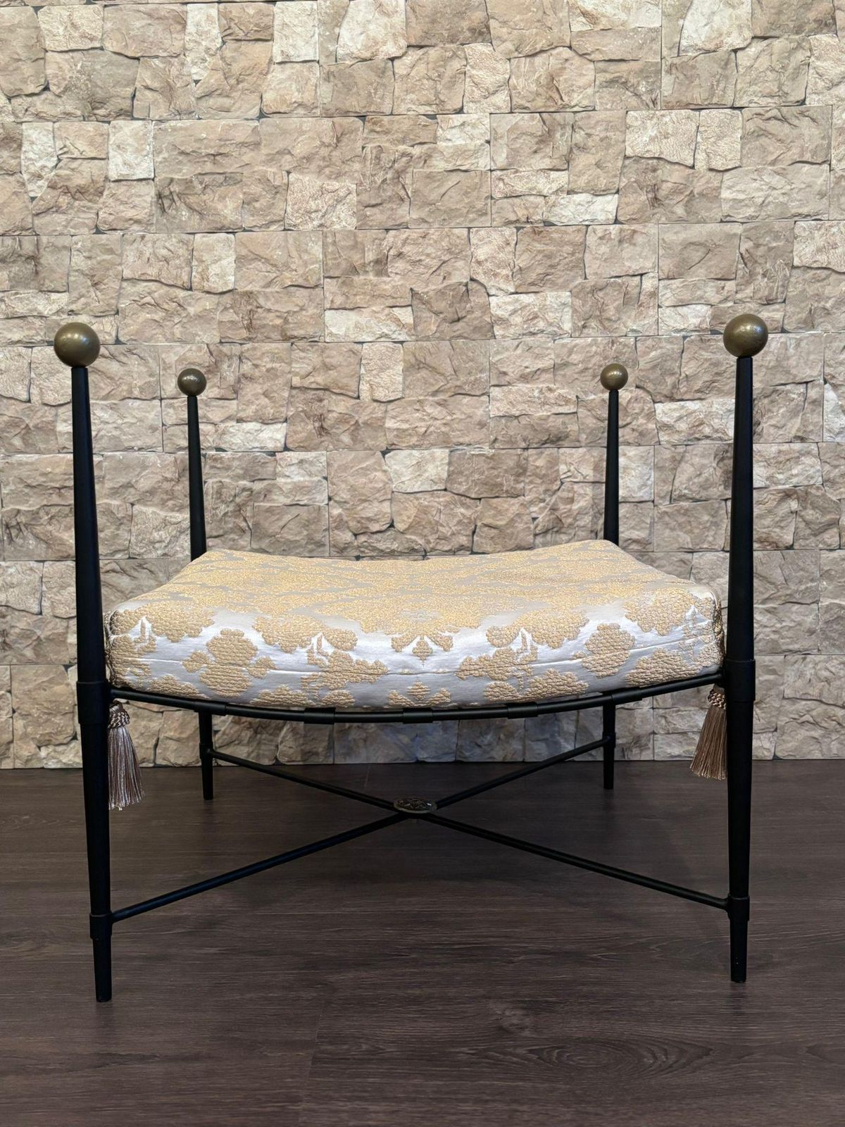 Banc curule en fer forgé noir, tissu damassé or et blanc photo 1476.0