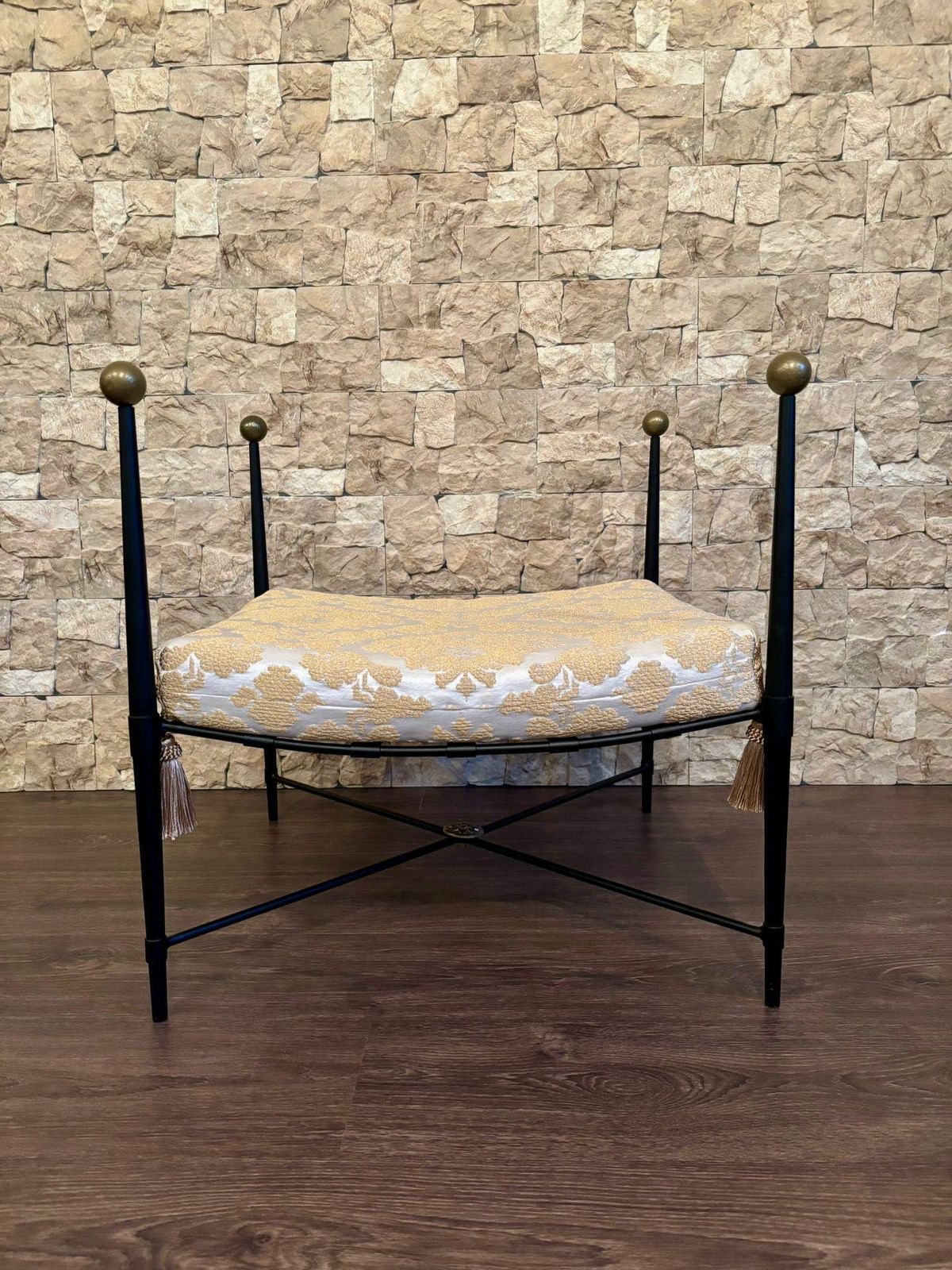 Banc curule en fer forgé noir, tissu damassé or et blanc photo vinterior