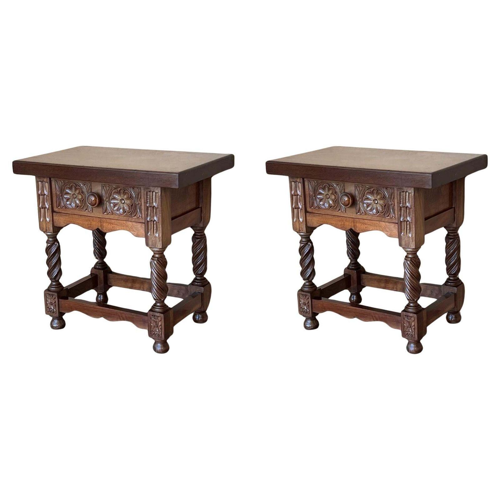 Tables de chevet espagnoles du XXe siècle, tiroirs sculptés et pieds salomoniques