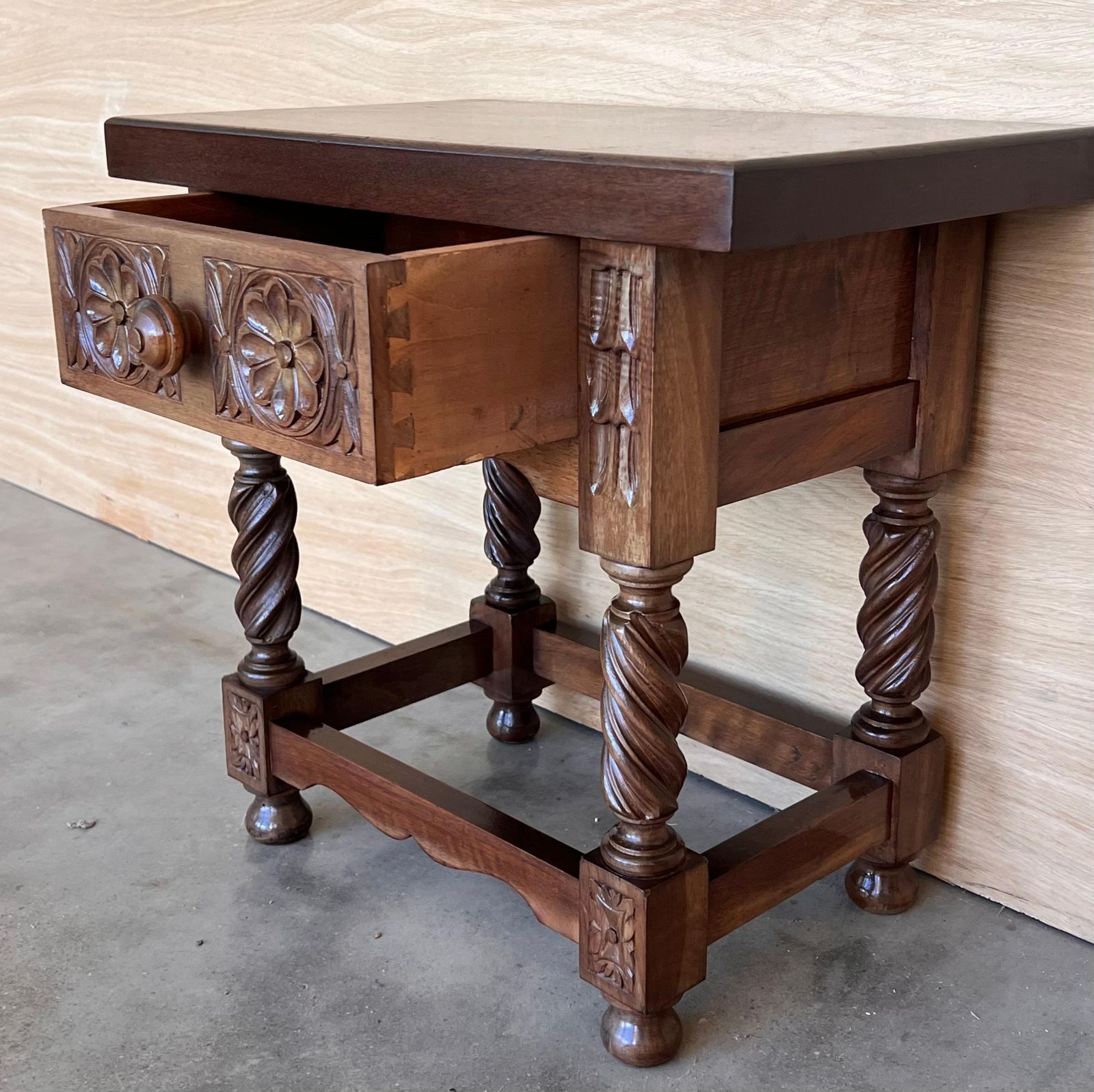 Tables de chevet espagnoles du XXe siècle, tiroirs sculptés et pieds salomoniques photo vintage