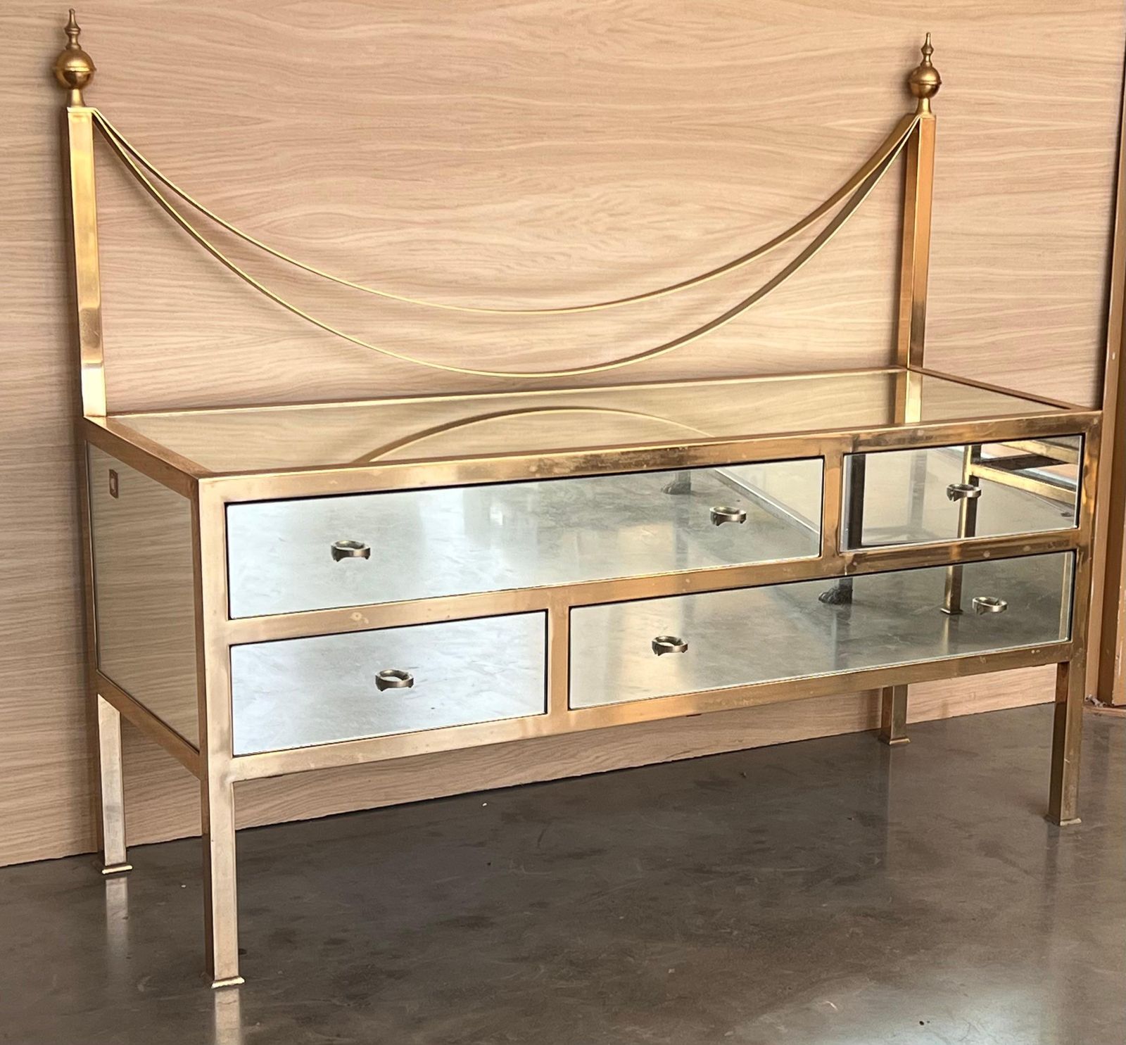 Commode italienne mid-century en bronze et verre photo for sale