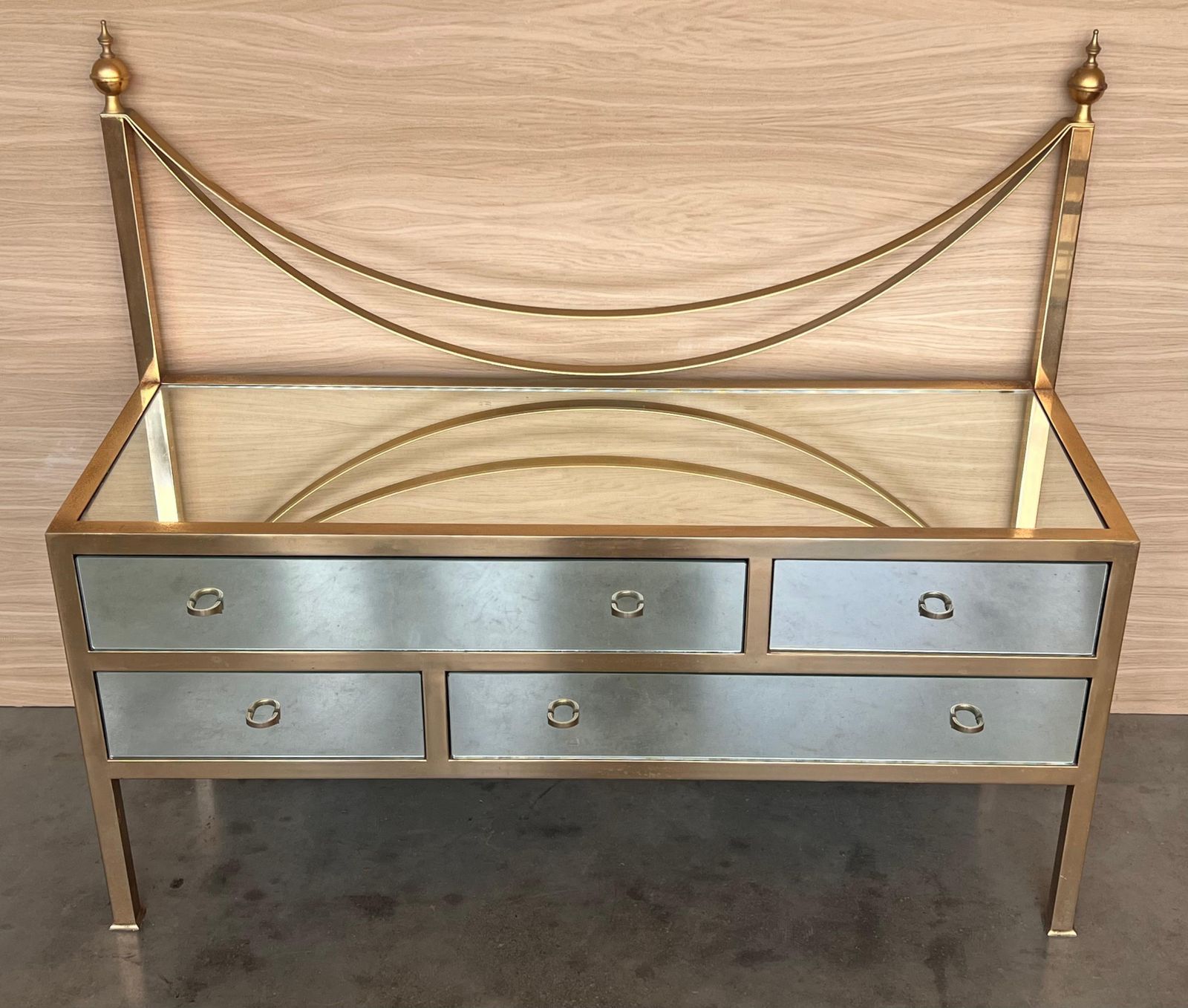 Commode italienne mid-century en bronze et verre photo Mobilier