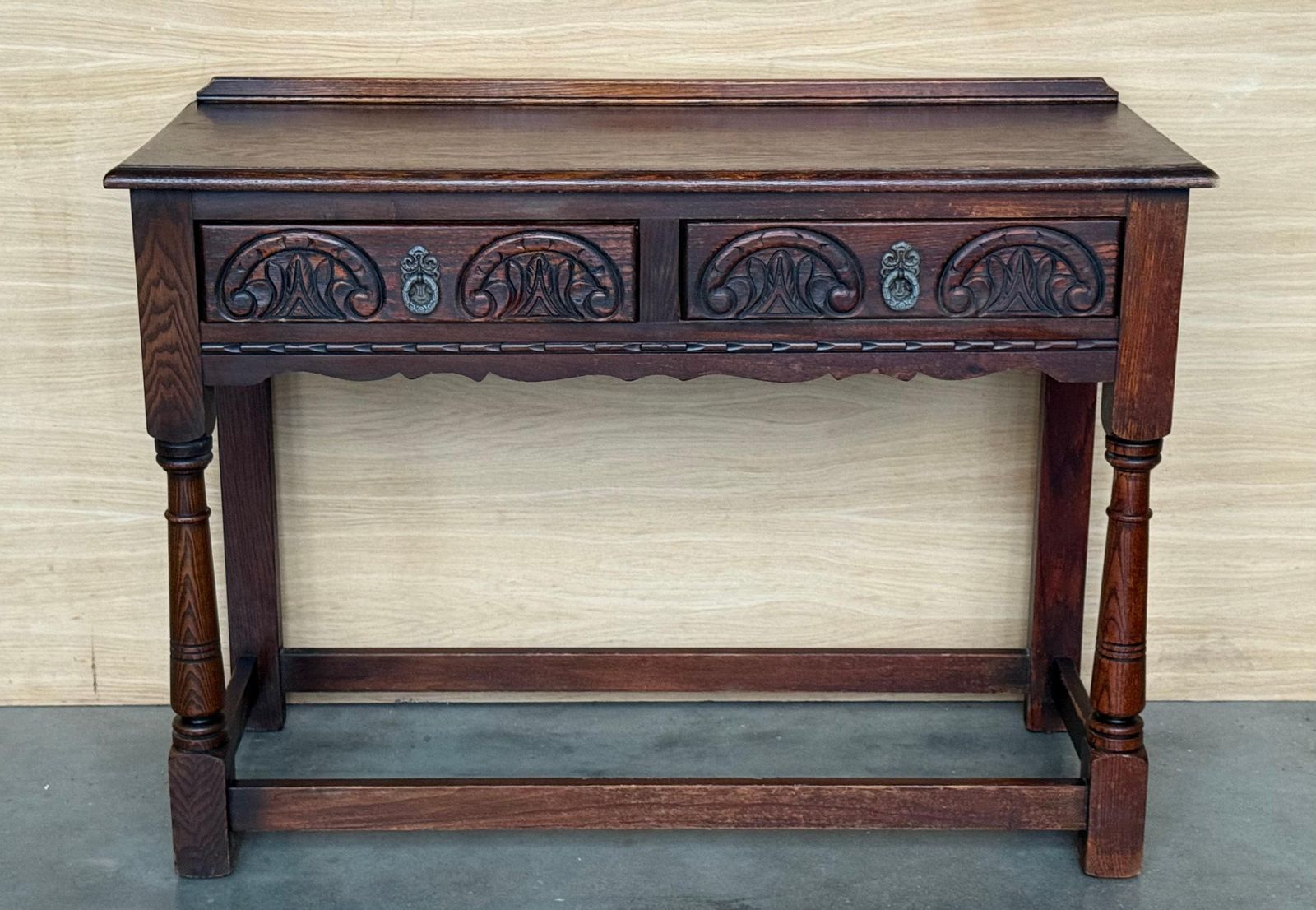 Table console ou table de canapé de style campagnard espagnol en noyer, avec tiroirs sculptés photo furniture