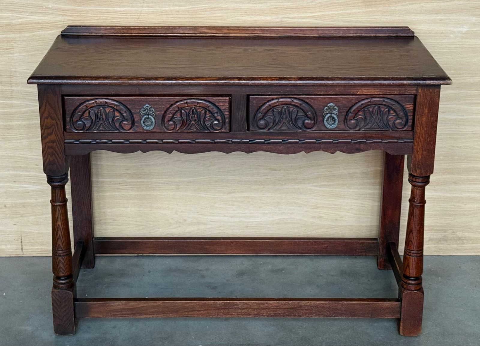 Table console ou table de canapé de style campagnard espagnol en noyer, avec tiroirs sculptés photo for sale