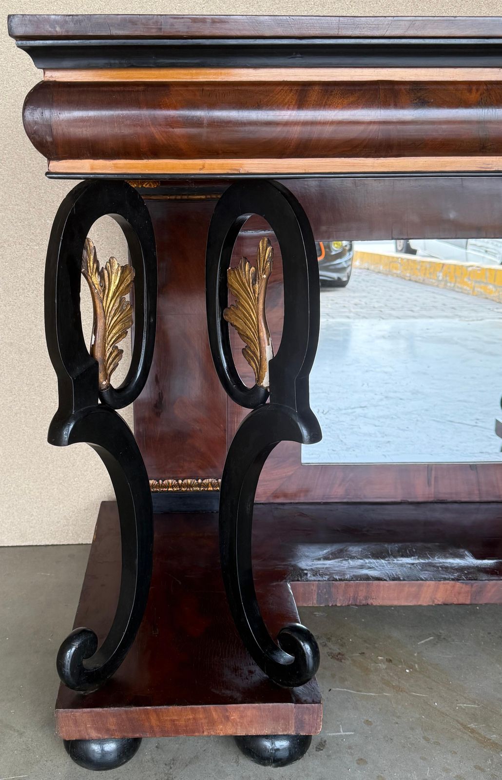 Console d'Empire autrichien avec miroir dorsal et piédestaux en forme de cygnes photo 2857.0