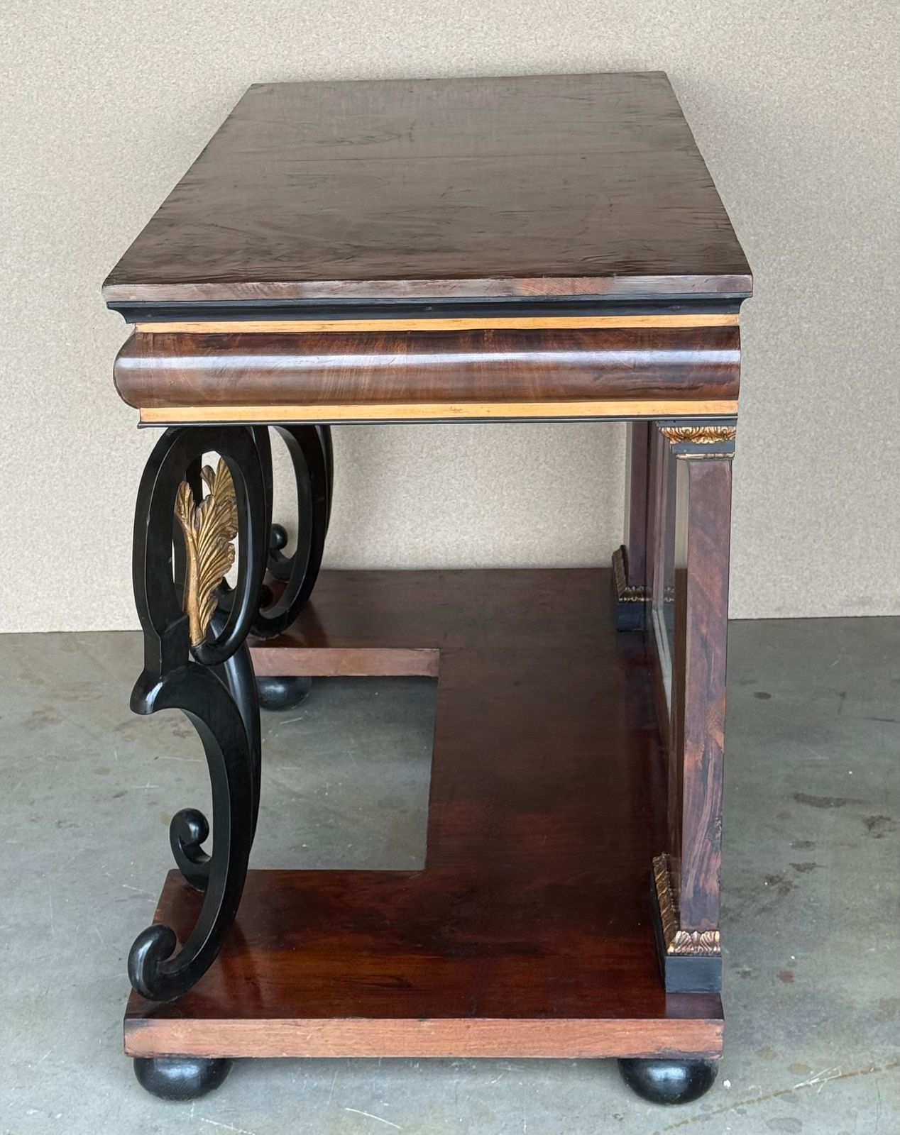 photo furniture Console d'Empire autrichien avec miroir dorsal et piédestaux en forme de cygnes