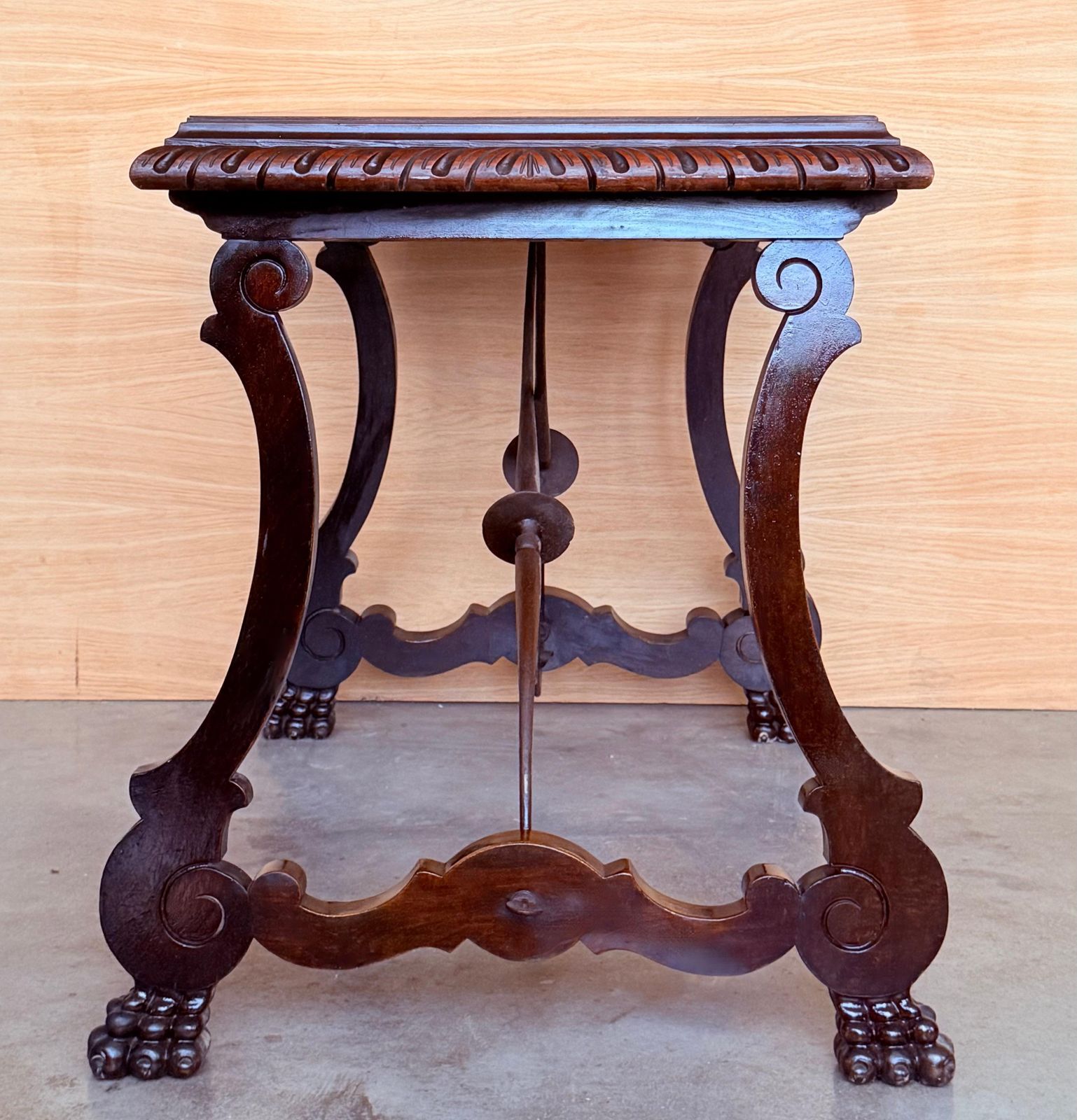photo furniture Table d'appoint ou de bureau baroque espagnole ébénisée, pieds en lyre, XIXe siècle
